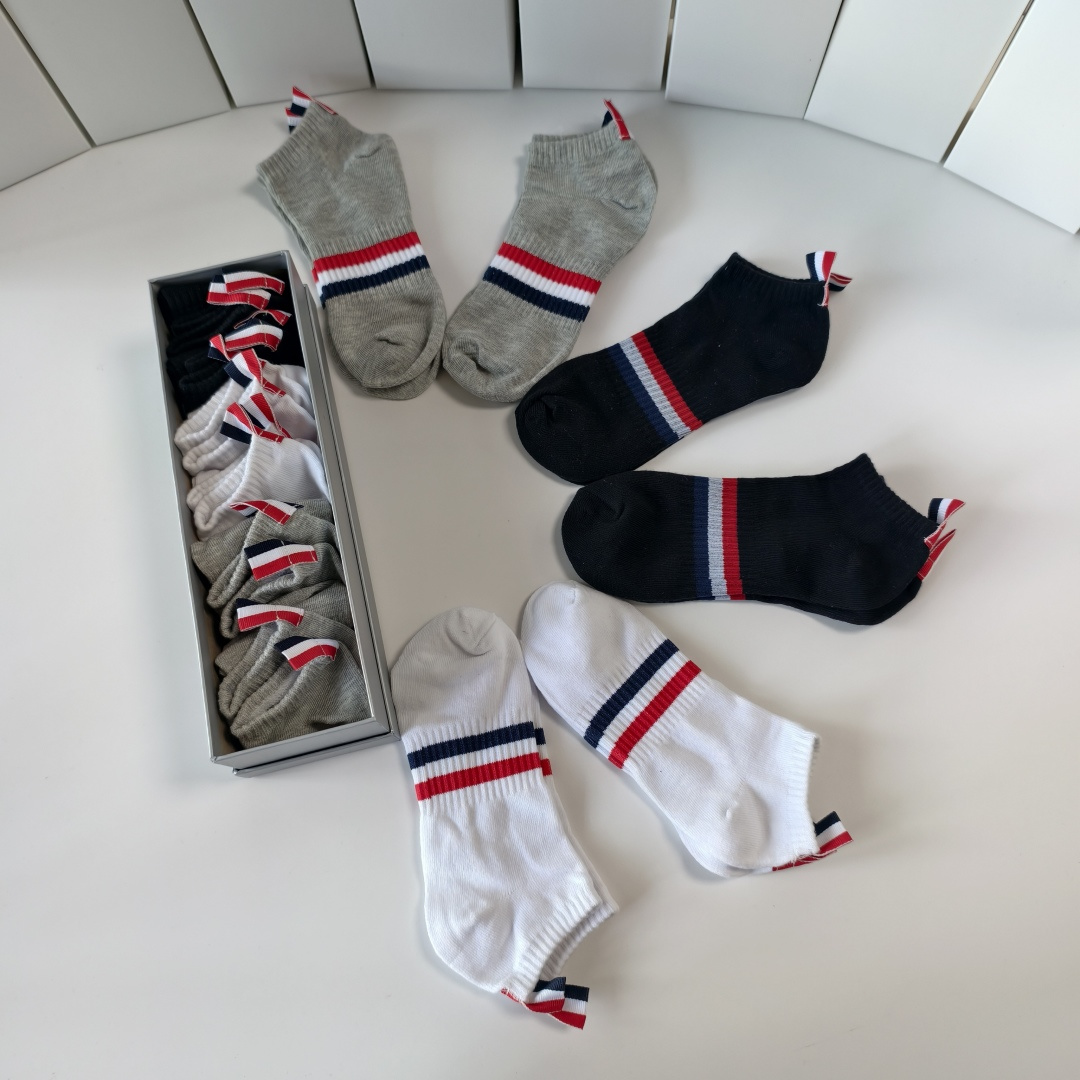 💛配专柜包装TB 出货 新款中短款堆堆袜袜子！一盒六双，专柜同步筒袜袜子，💛大牌出街，潮人必备🔥超好搭
