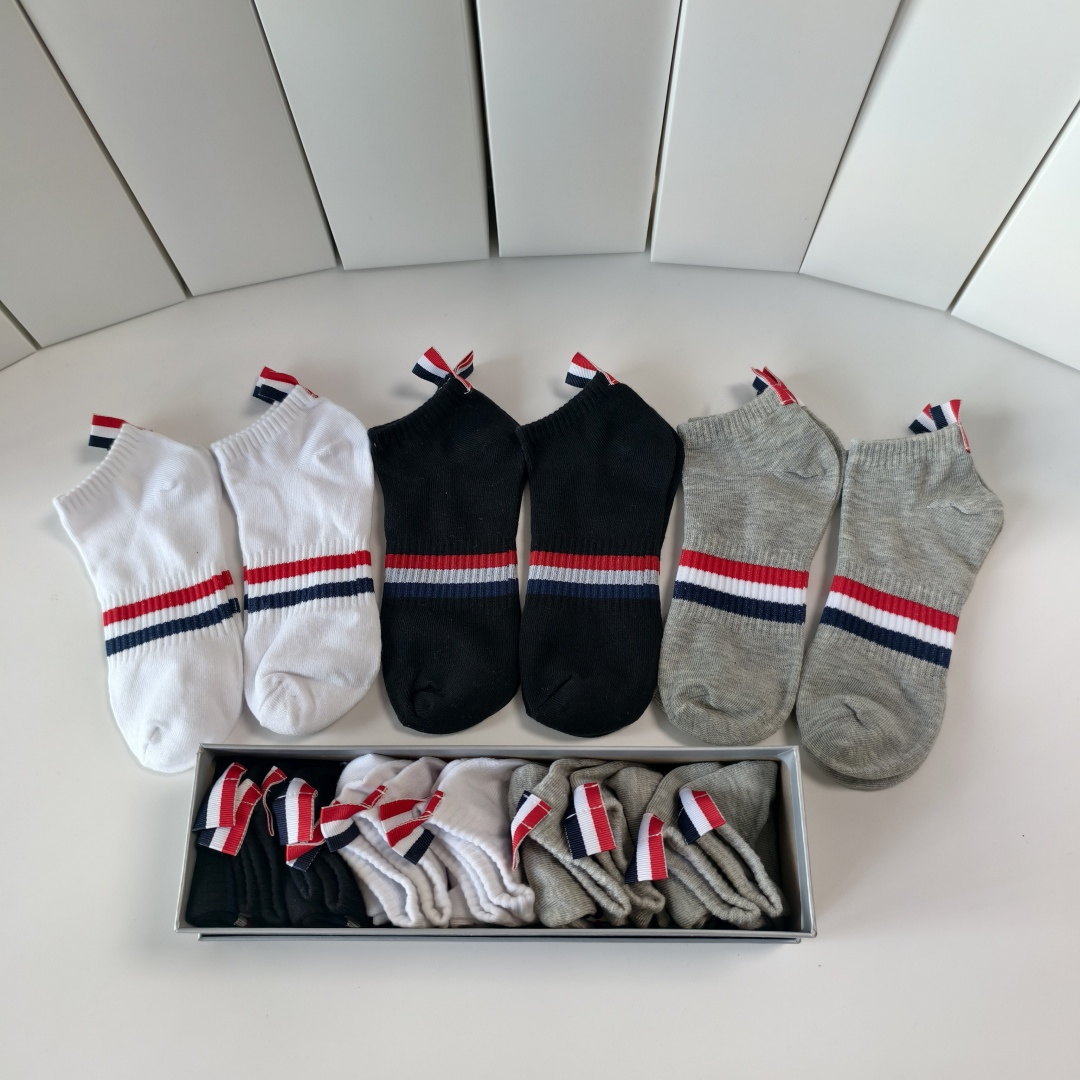 💛配专柜包装TB 出货 新款中短款堆堆袜袜子！一盒六双，专柜同步筒袜袜子，💛大牌出街，潮人必备🔥超好搭