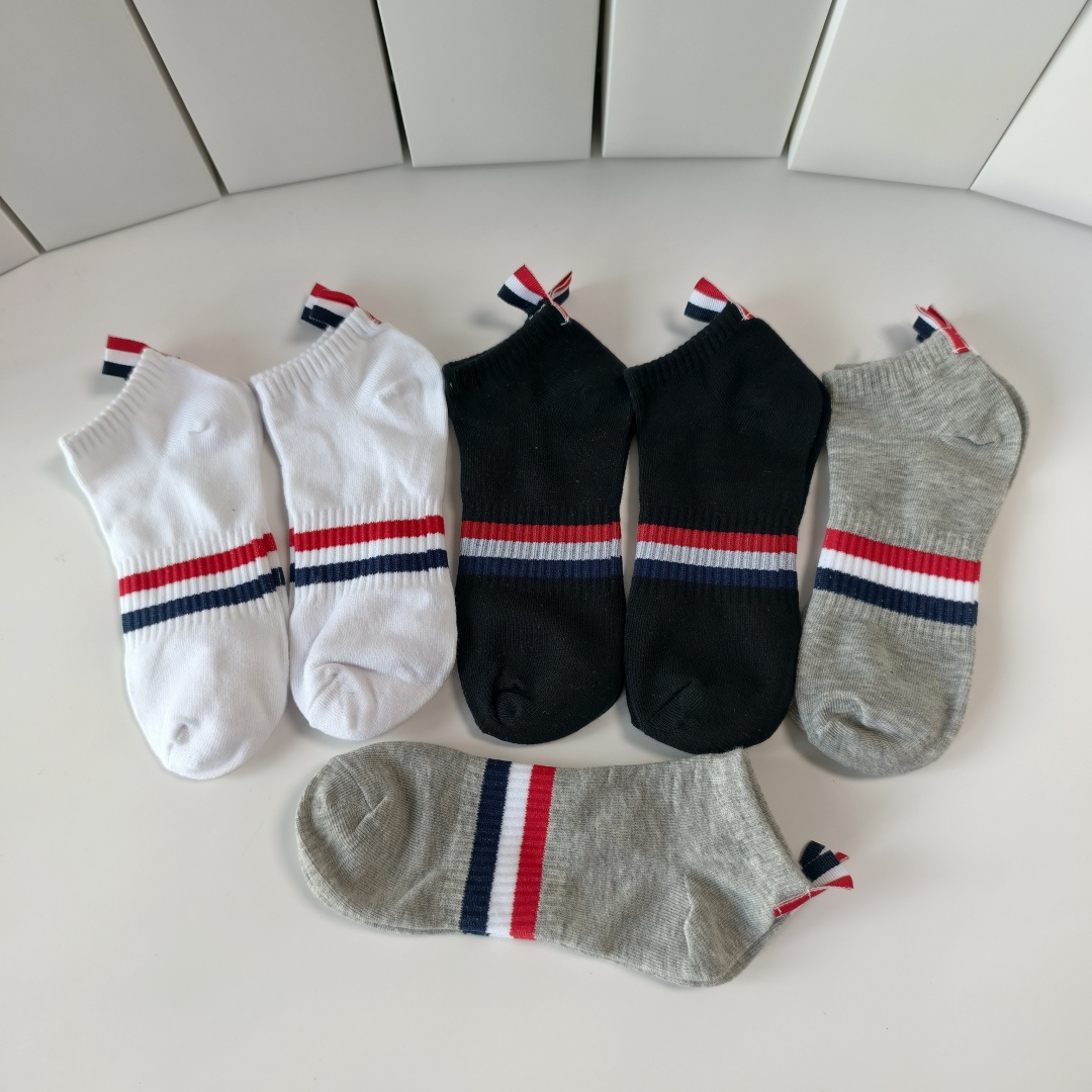 💛配专柜包装TB 出货 新款中短款堆堆袜袜子！一盒六双，专柜同步筒袜袜子，💛大牌出街，潮人必备🔥超好搭