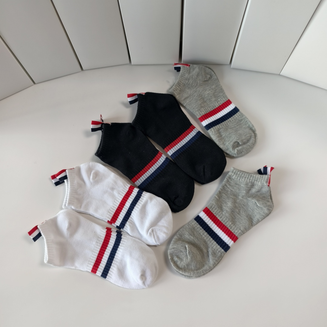 💛配专柜包装TB 出货 新款中短款堆堆袜袜子！一盒六双，专柜同步筒袜袜子，💛大牌出街，潮人必备🔥超好搭
