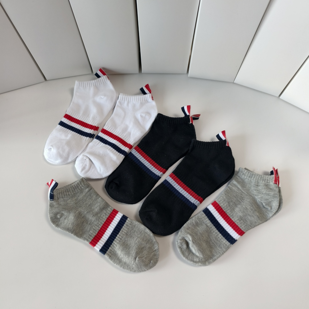 💛配专柜包装TB 出货 新款中短款堆堆袜袜子！一盒六双，专柜同步筒袜袜子，💛大牌出街，潮人必备🔥超好搭