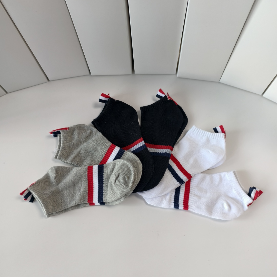 💛配专柜包装TB 出货 新款中短款堆堆袜袜子！一盒六双，专柜同步筒袜袜子，💛大牌出街，潮人必备🔥超好搭