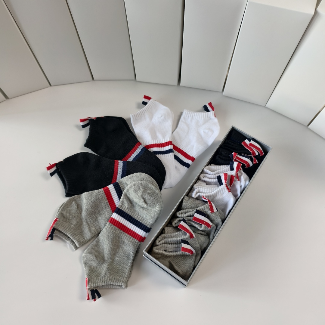💛配专柜包装TB 出货 新款中短款堆堆袜袜子！一盒六双，专柜同步筒袜袜子，💛大牌出街，潮人必备🔥超好搭