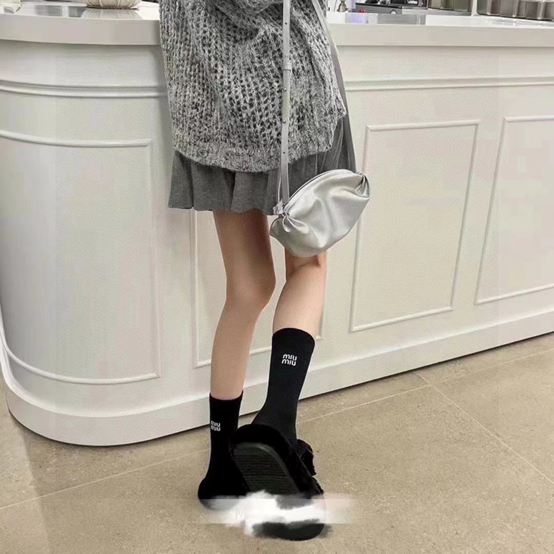 💛配专柜包装MiuMiu（缪缪）新款中长款刺绣款堆堆袜袜子！一盒五双，专柜同步筒袜袜子，💛大牌出街，潮人