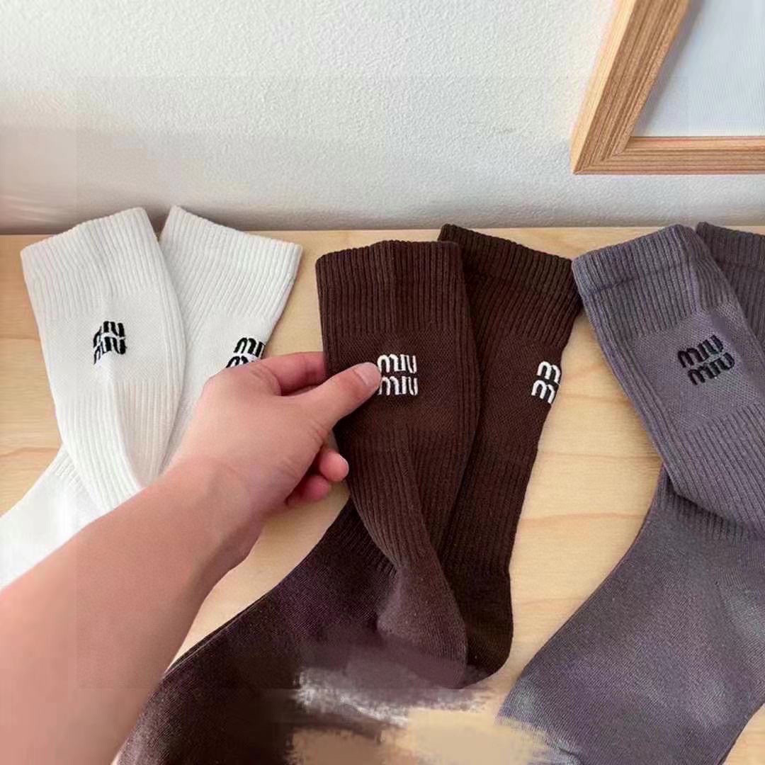 💛配专柜包装MiuMiu（缪缪）新款中长款刺绣款堆堆袜袜子！一盒五双，专柜同步筒袜袜子，💛大牌出街，潮人