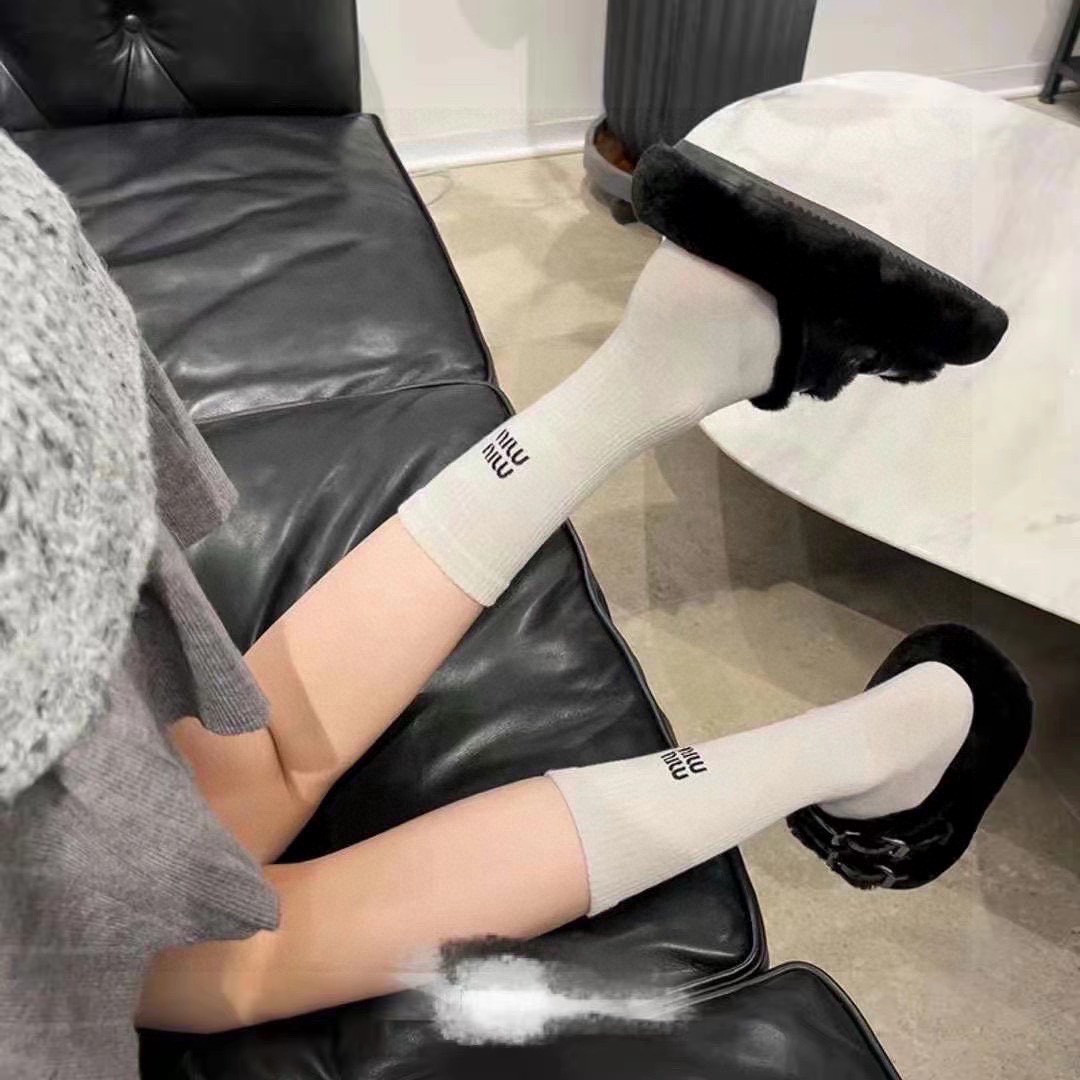 💛配专柜包装MiuMiu（缪缪）新款中长款刺绣款堆堆袜袜子！一盒五双，专柜同步筒袜袜子，💛大牌出街，潮人