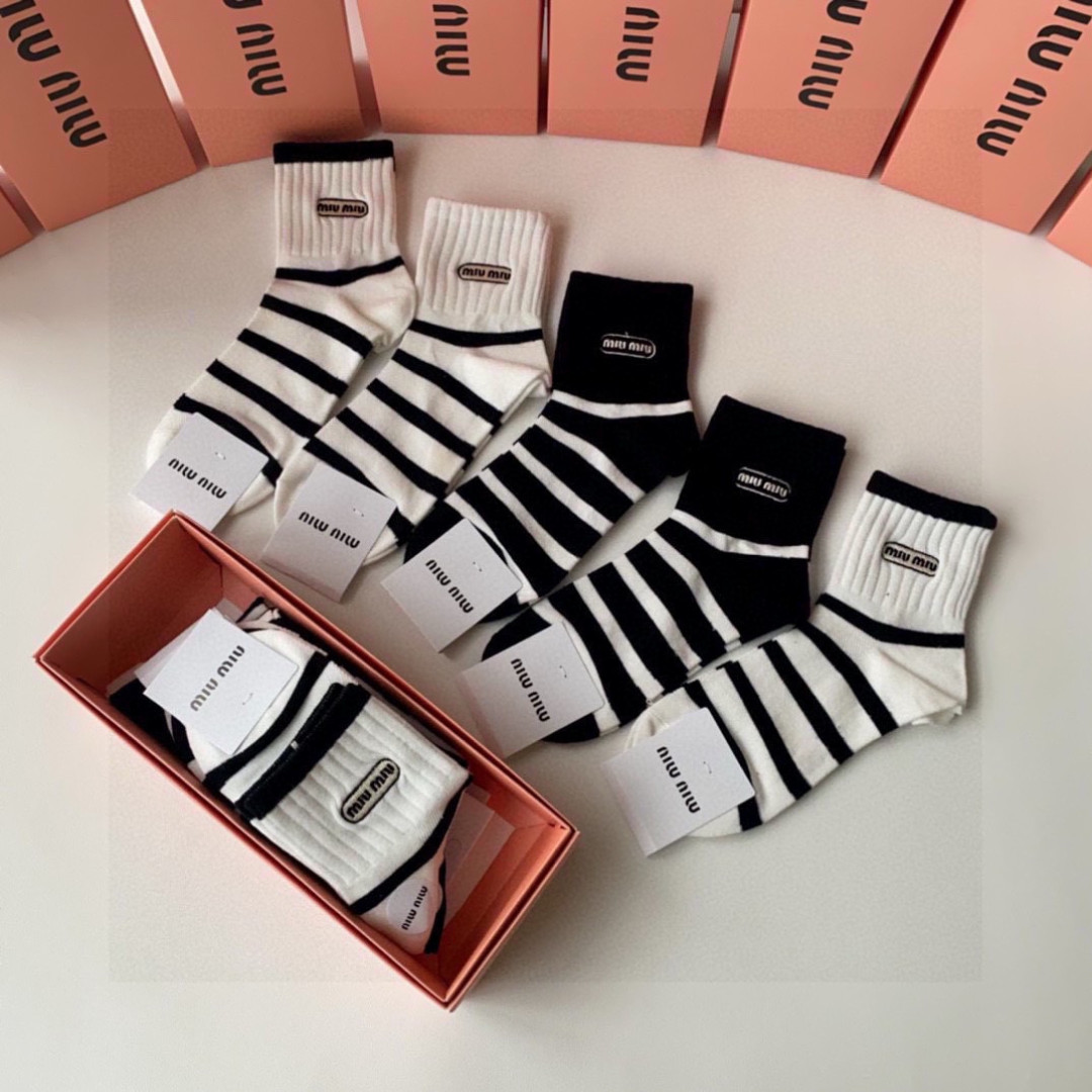 💛配专柜包装MiuMiu（缪缪）新款中长款堆堆袜袜子！一盒五双，专柜同步筒袜袜子，💛大牌出街，潮人必备🔥