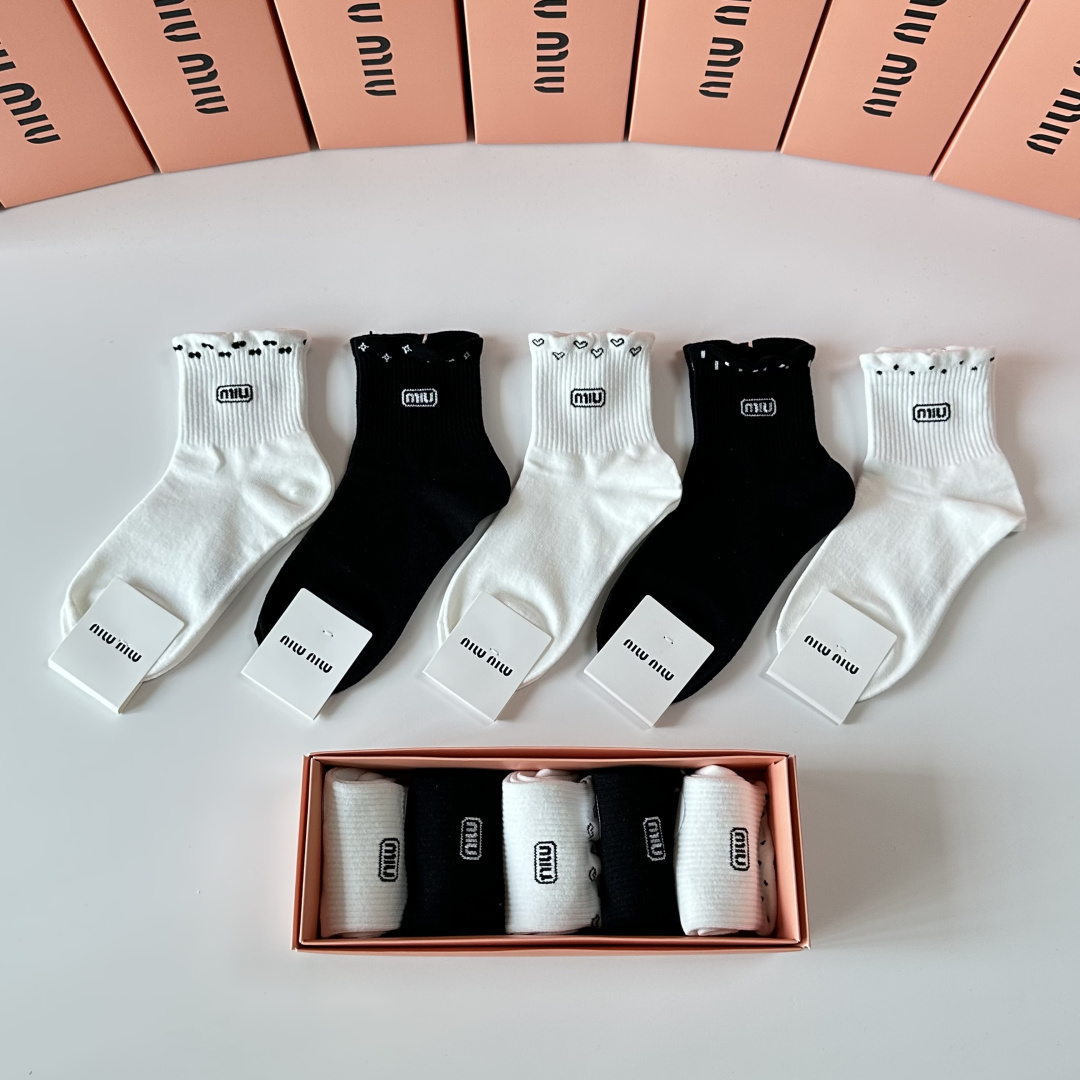 💛配专柜包装MiuMiu（缪缪）新款中长筒袜堆堆袜袜子！一盒五双，专柜同步筒袜袜子，💛大牌出街，潮人必备