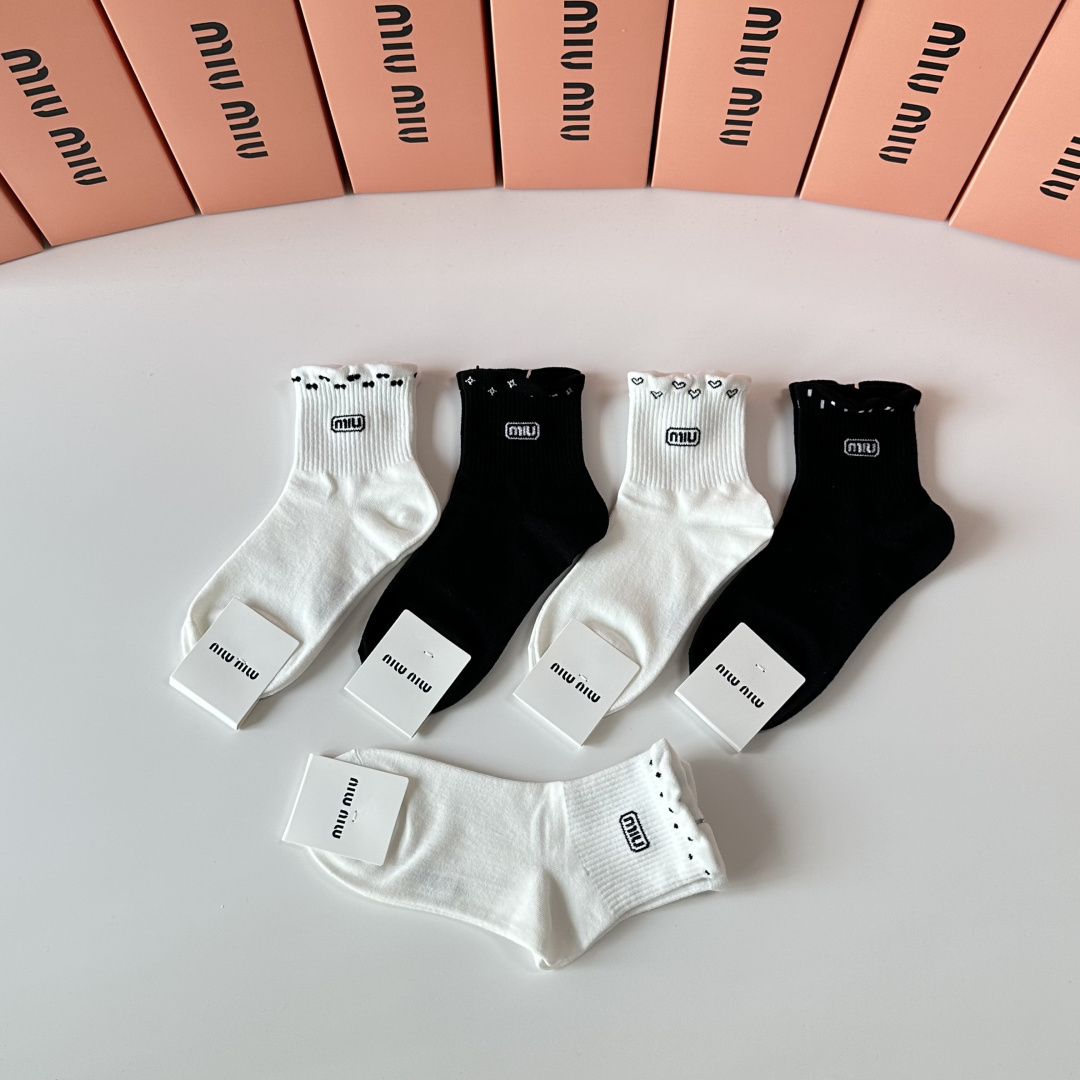 💛配专柜包装MiuMiu（缪缪）新款中长筒袜堆堆袜袜子！一盒五双，专柜同步筒袜袜子，💛大牌出街，潮人必备
