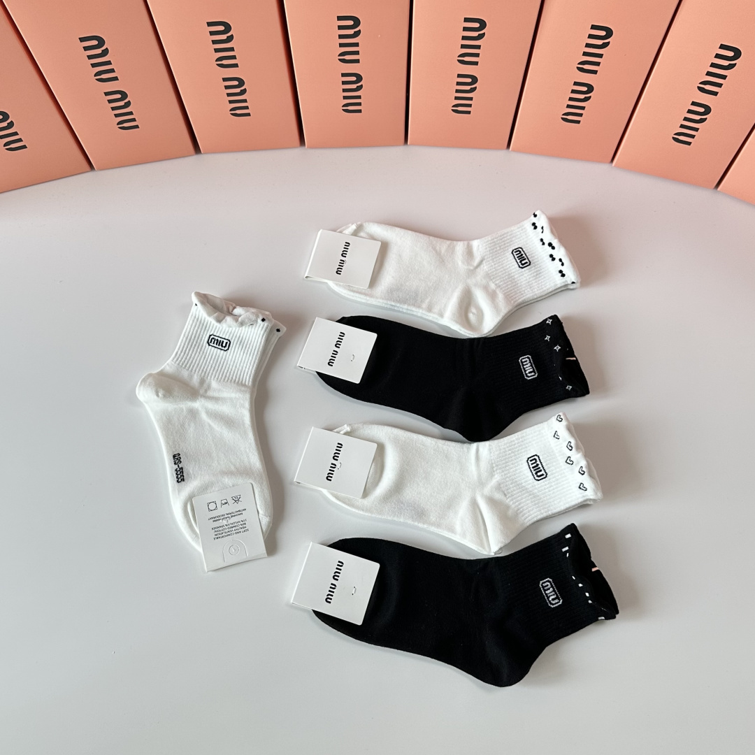 💛配专柜包装MiuMiu（缪缪）新款中长筒袜堆堆袜袜子！一盒五双，专柜同步筒袜袜子，💛大牌出街，潮人必备