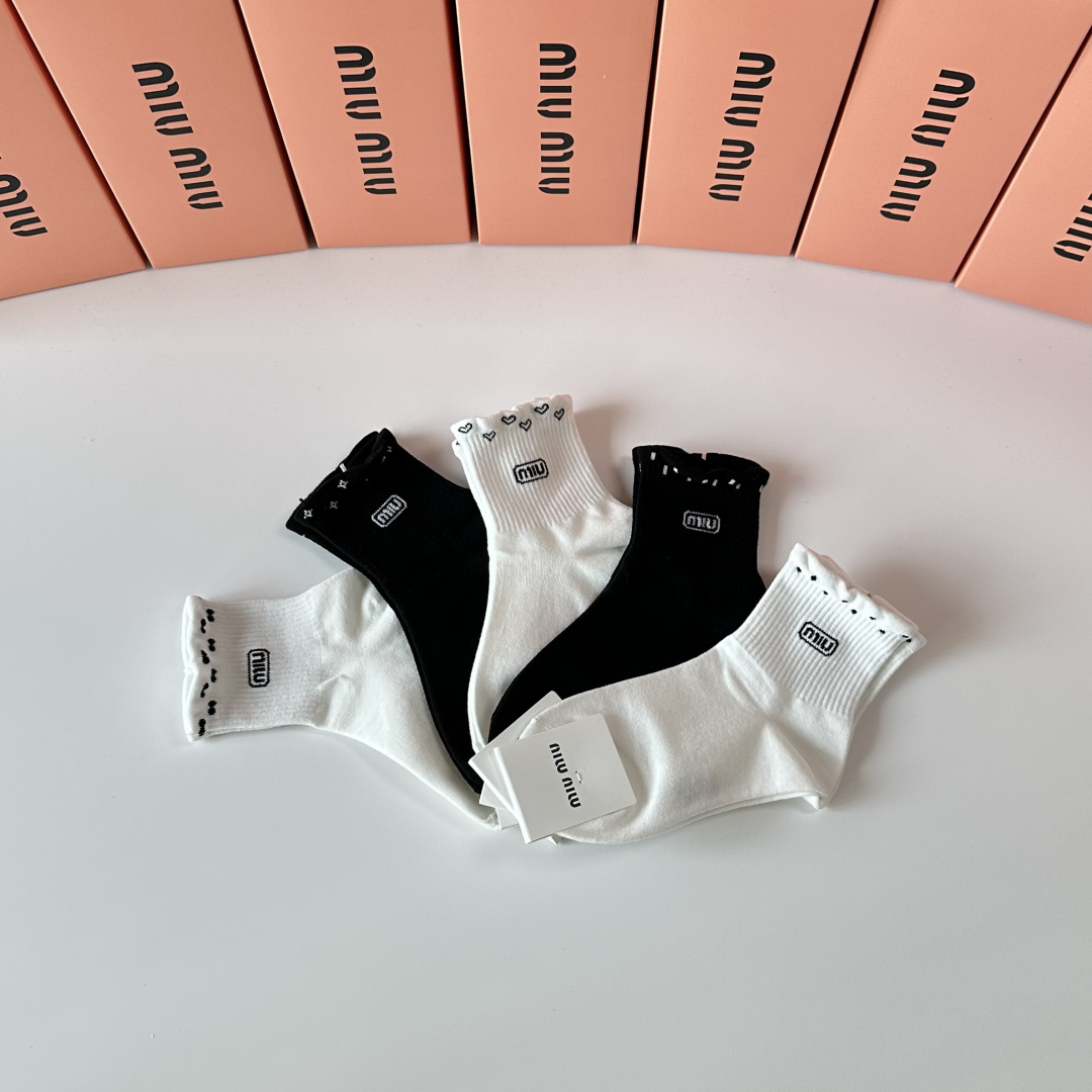 💛配专柜包装MiuMiu（缪缪）新款中长筒袜堆堆袜袜子！一盒五双，专柜同步筒袜袜子，💛大牌出街，潮人必备