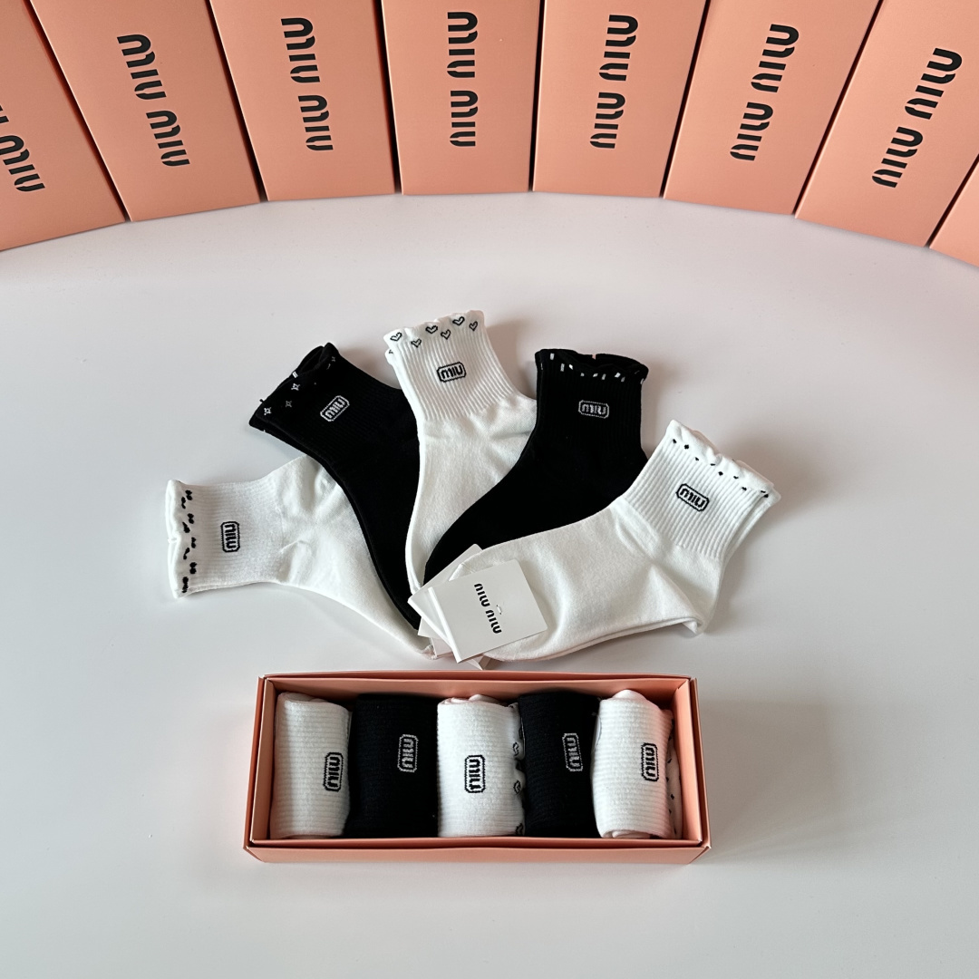💛配专柜包装MiuMiu（缪缪）新款中长筒袜堆堆袜袜子！一盒五双，专柜同步筒袜袜子，💛大牌出街，潮人必备