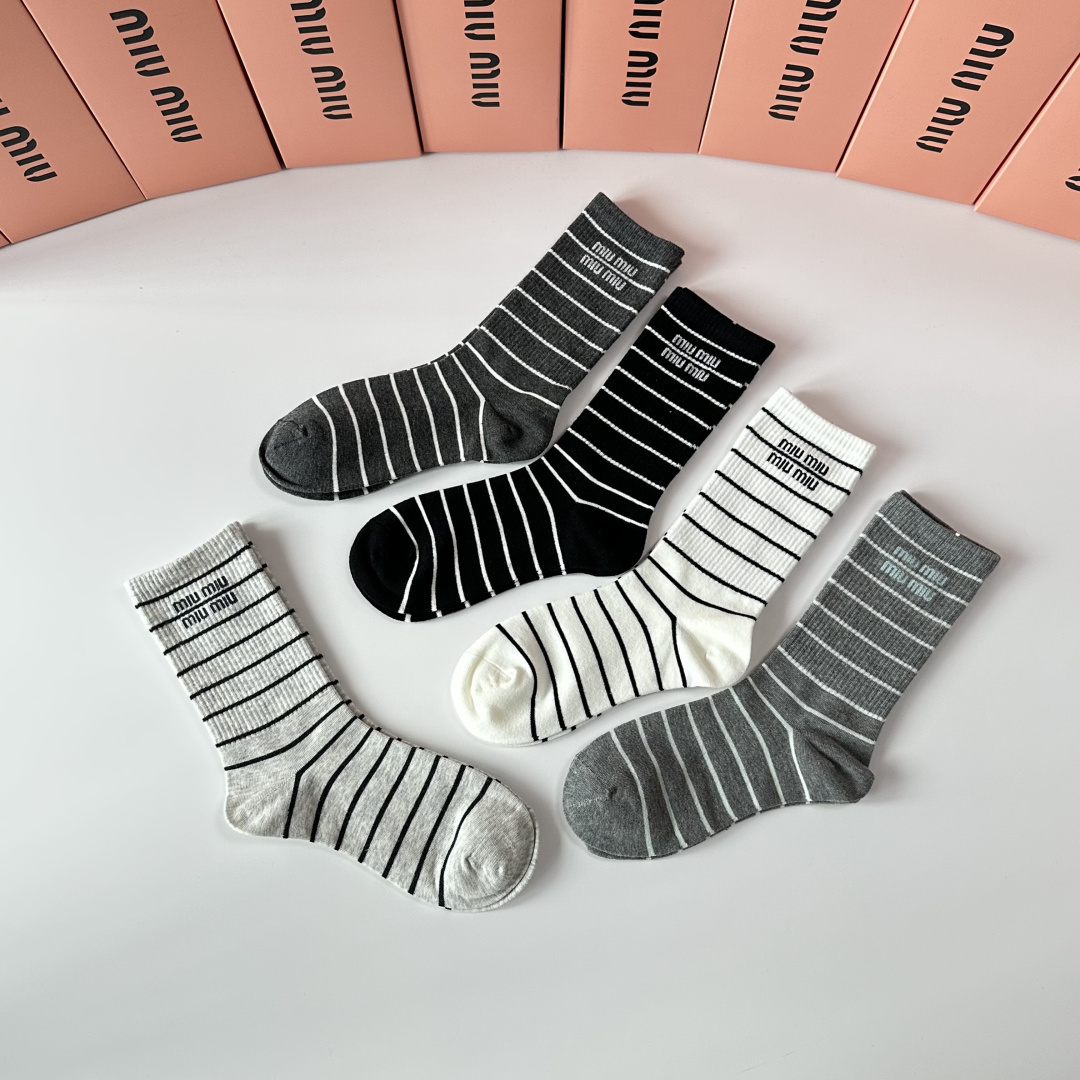 💛配专柜包装MiuMiu（缪缪）新款中长款堆堆袜袜子！一盒五双，专柜同步筒袜袜子，大牌出街，潮人必备🔥超