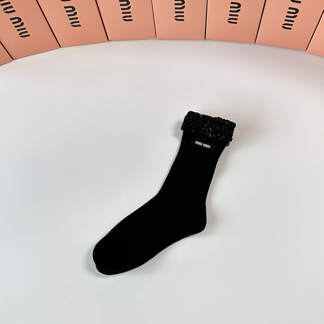 💛配包装MiuMiu（缪缪）新款经典重工饰品袜堆堆袜袜子！一盒一双， 专柜同步筒款袜子，💛大牌出街，潮人