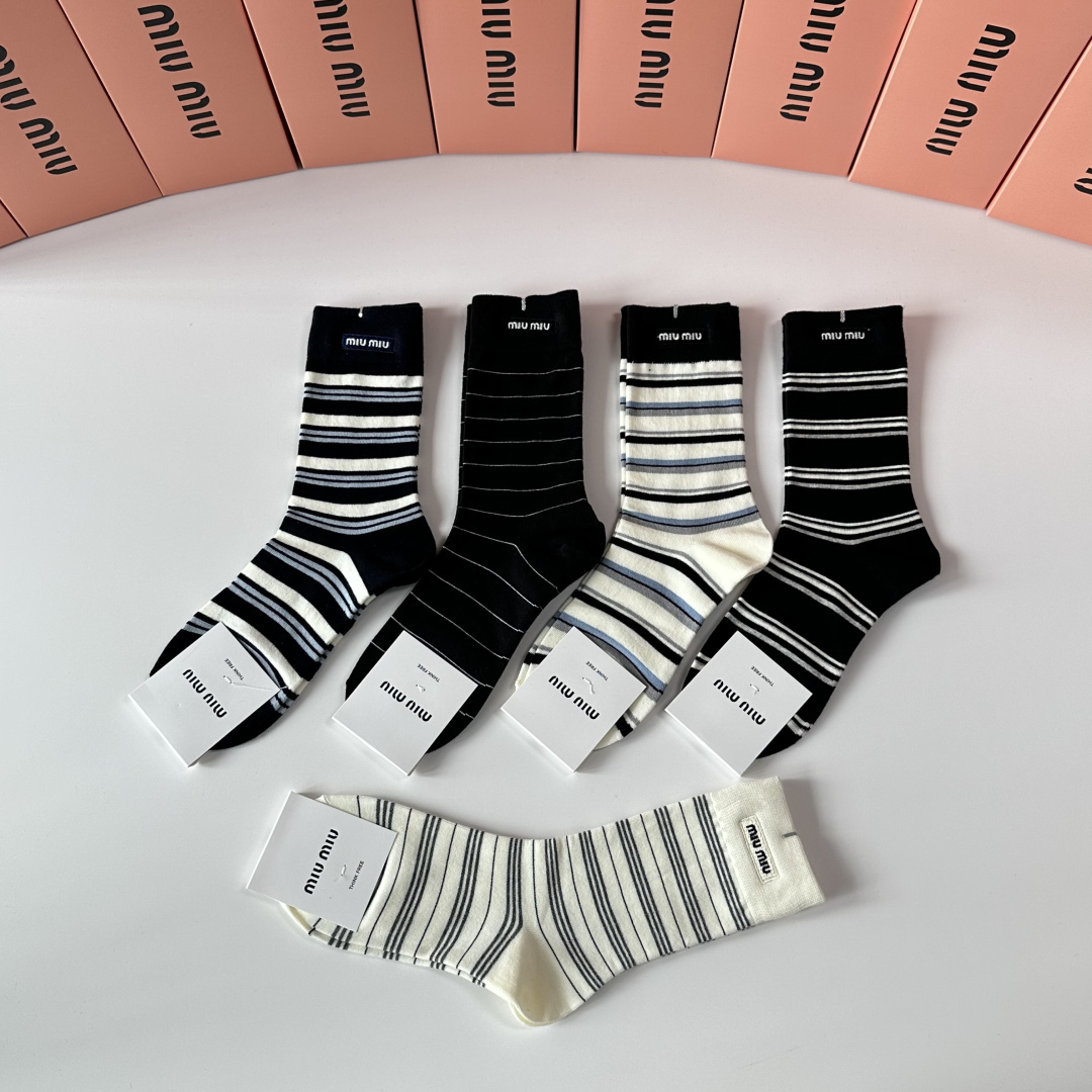 💛配专柜包装MiuMiu（缪缪）新款羊绒刺绣中长筒袜堆堆袜袜子！一盒五双，专柜同步筒袜袜子，💛大牌出街，