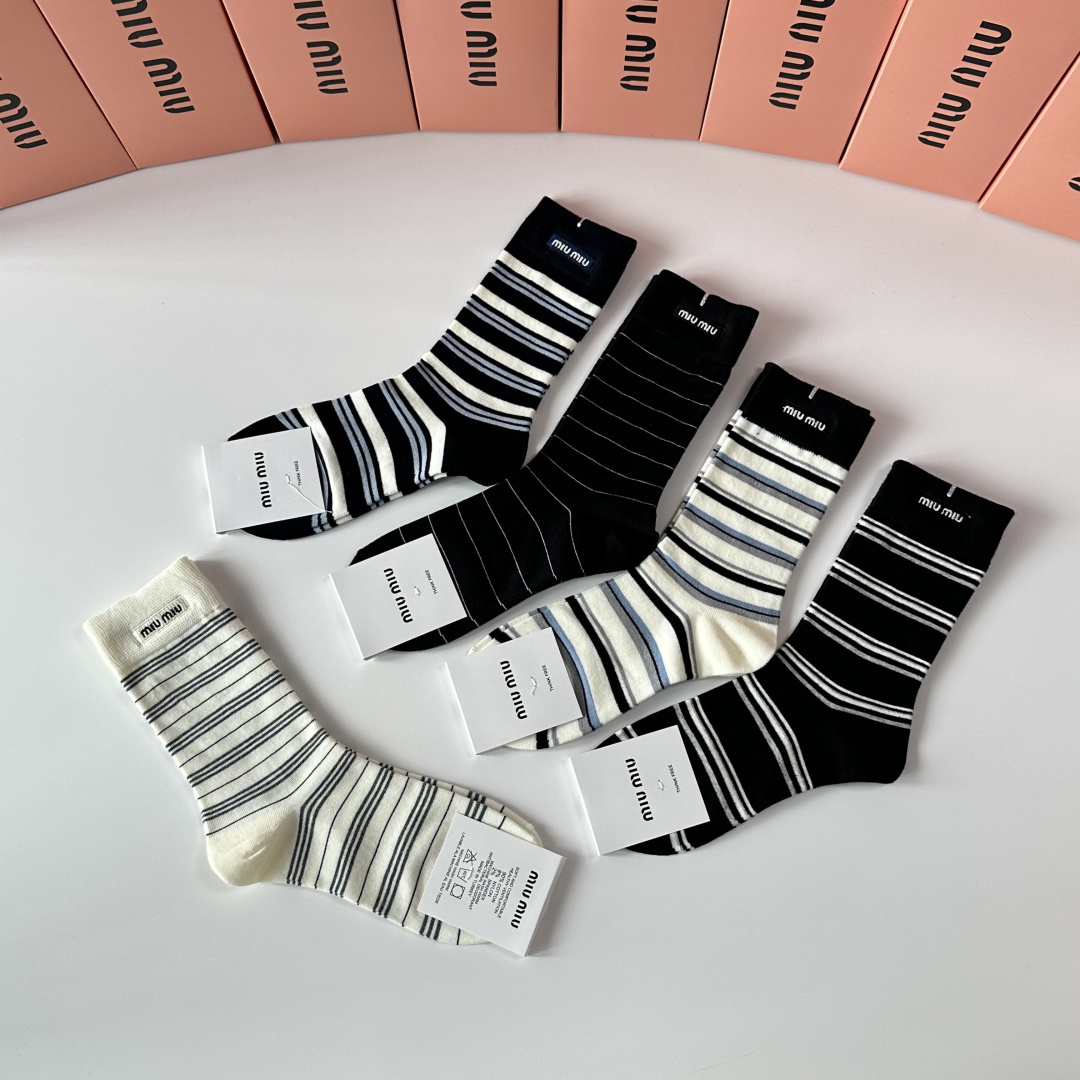 💛配专柜包装MiuMiu（缪缪）新款羊绒刺绣中长筒袜堆堆袜袜子！一盒五双，专柜同步筒袜袜子，💛大牌出街，