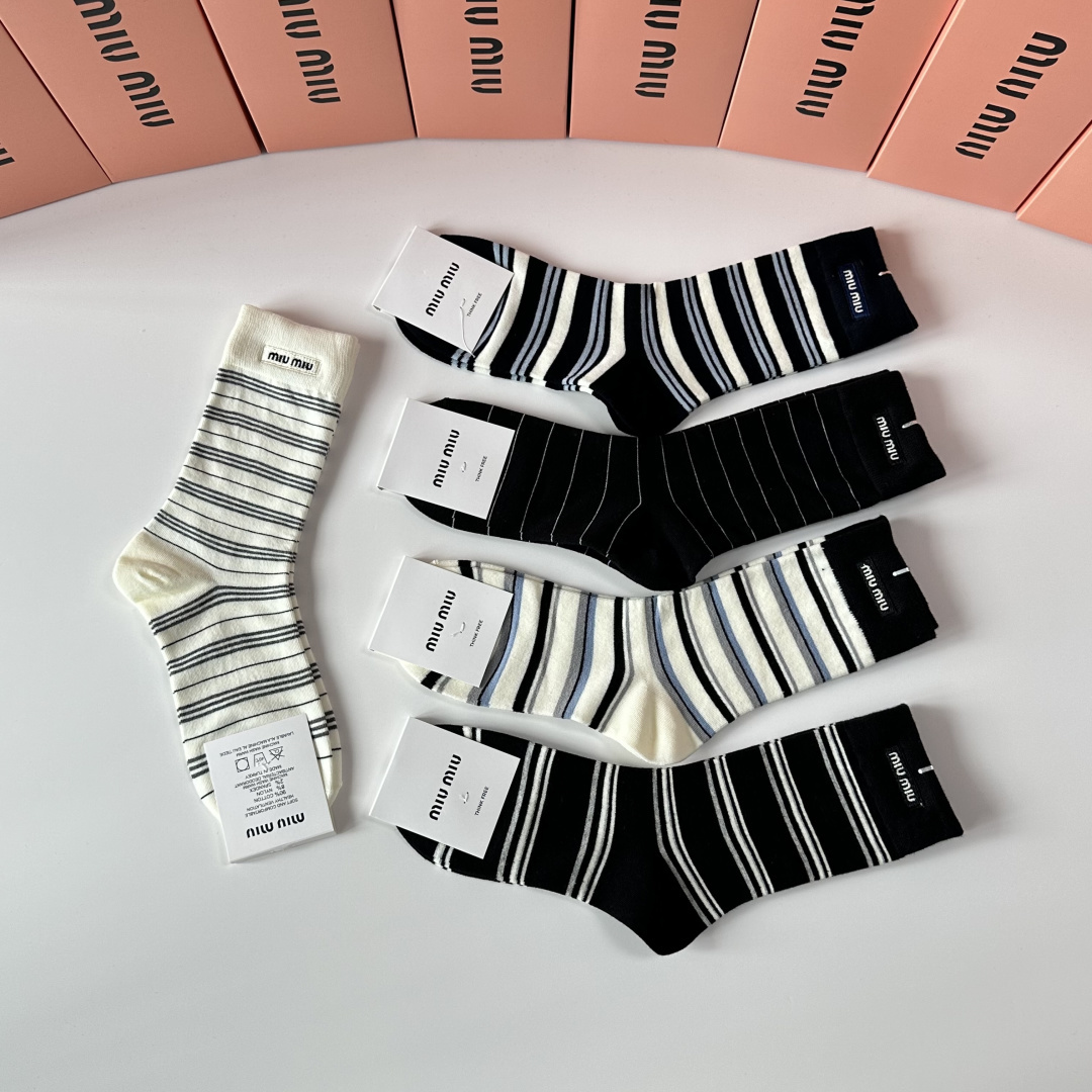 💛配专柜包装MiuMiu（缪缪）新款羊绒刺绣中长筒袜堆堆袜袜子！一盒五双，专柜同步筒袜袜子，💛大牌出街，