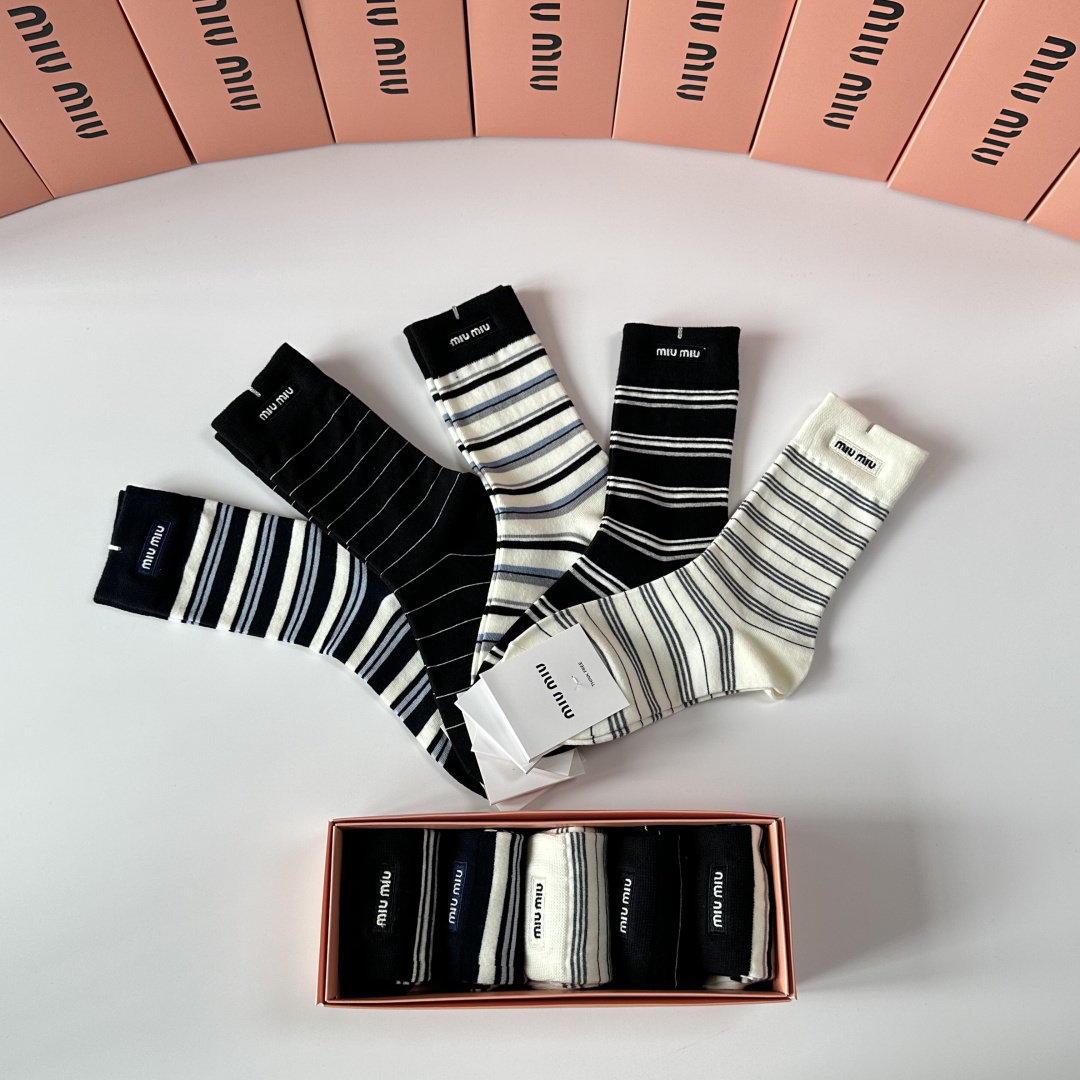 💛配专柜包装MiuMiu（缪缪）新款羊绒刺绣中长筒袜堆堆袜袜子！一盒五双，专柜同步筒袜袜子，💛大牌出街，