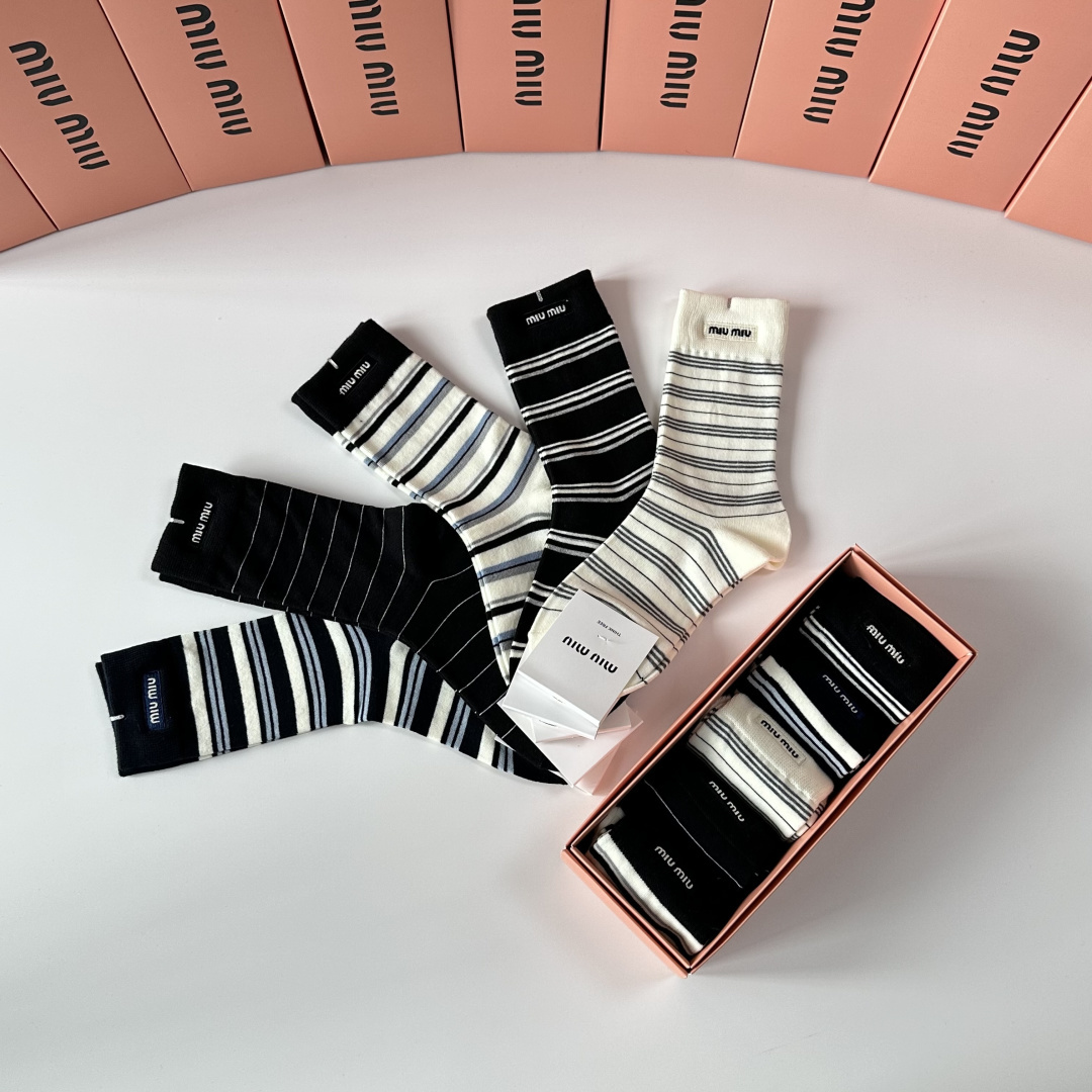 💛配专柜包装MiuMiu（缪缪）新款羊绒刺绣中长筒袜堆堆袜袜子！一盒五双，专柜同步筒袜袜子，💛大牌出街，