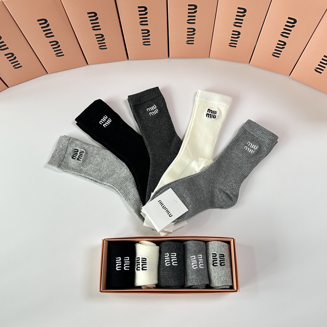 💛配包装MiuMiu（缪缪）新款刺绣经典中长筒袜堆堆袜袜子！一盒五双， 专柜同步筒袜袜子，💛大牌出街，潮