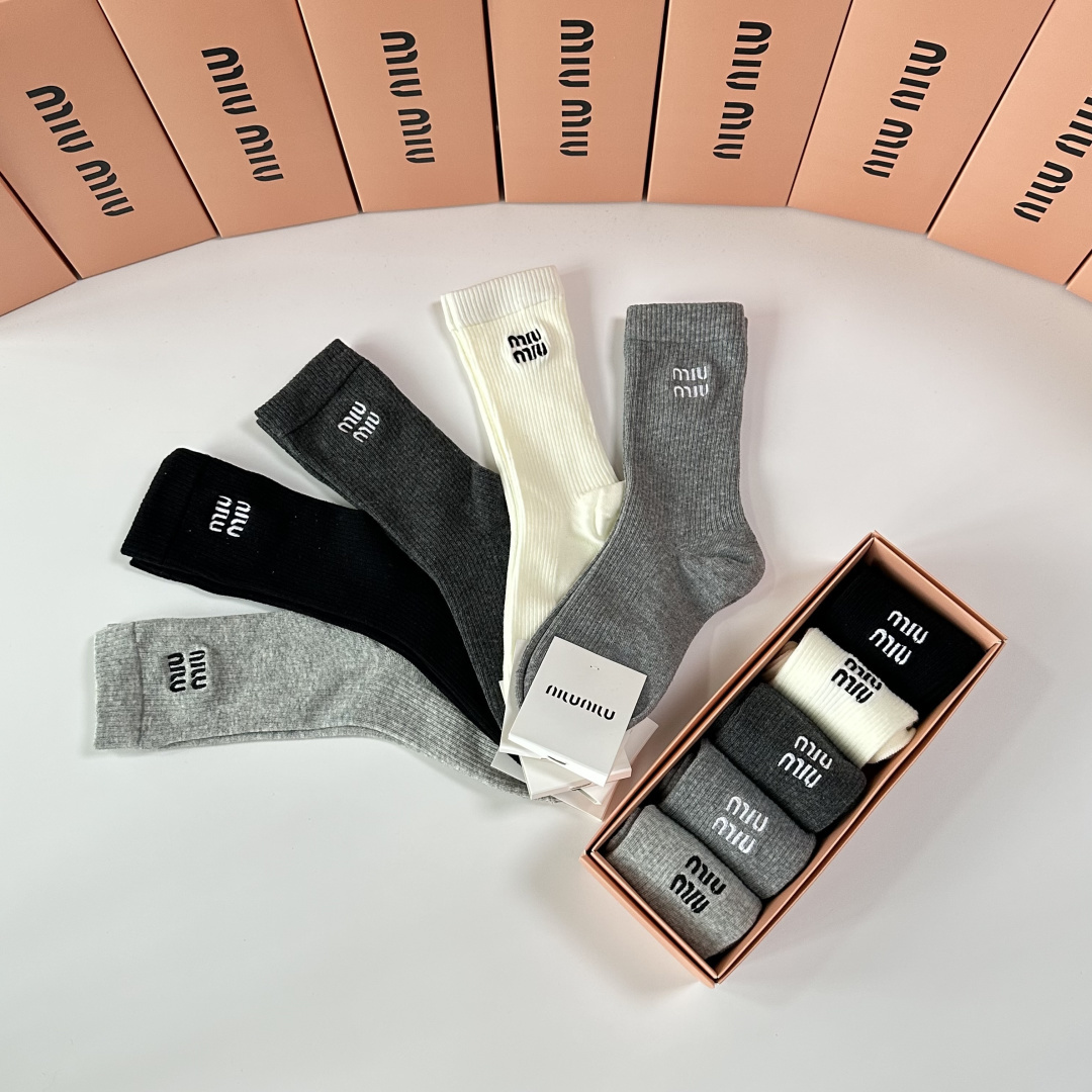 💛配包装MiuMiu（缪缪）新款刺绣经典中长筒袜堆堆袜袜子！一盒五双， 专柜同步筒袜袜子，💛大牌出街，潮