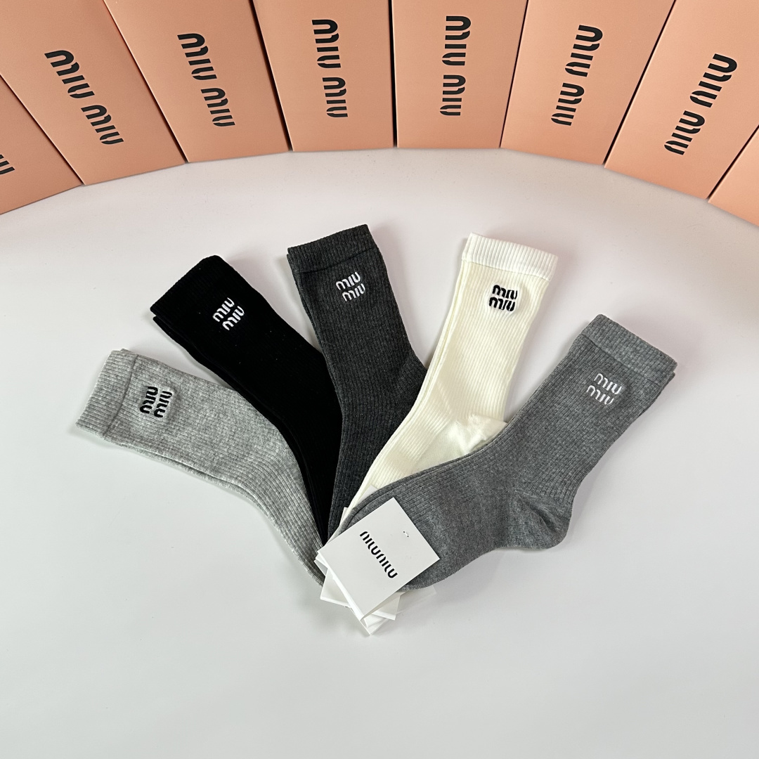 💛配包装MiuMiu（缪缪）新款刺绣经典中长筒袜堆堆袜袜子！一盒五双， 专柜同步筒袜袜子，💛大牌出街，潮