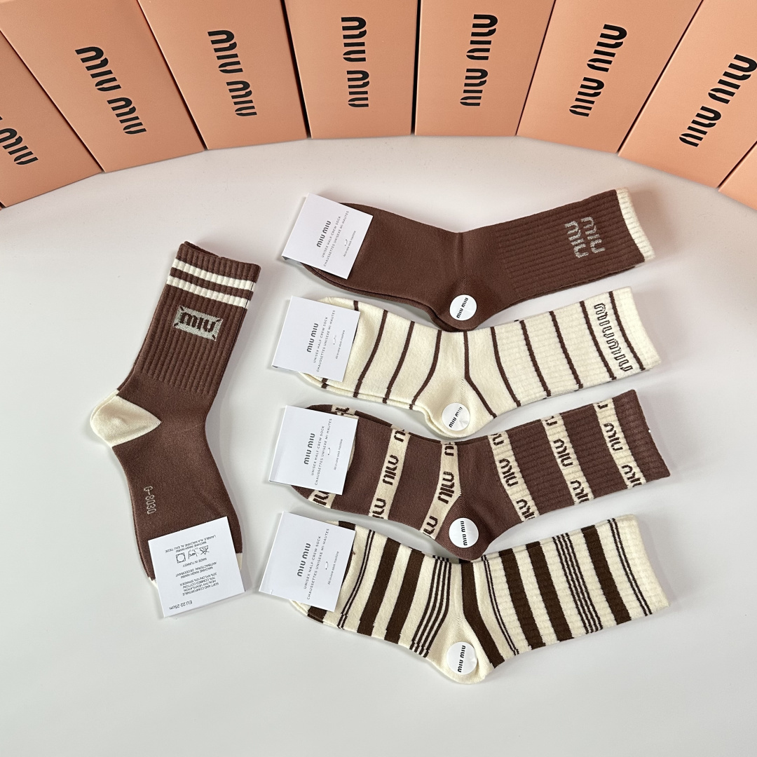 💛配专柜包装MiuMiu（缪缪）新款羊毛中长款堆堆袜袜子！一盒五双，专柜同步筒袜袜子，💛大牌出街，潮人必