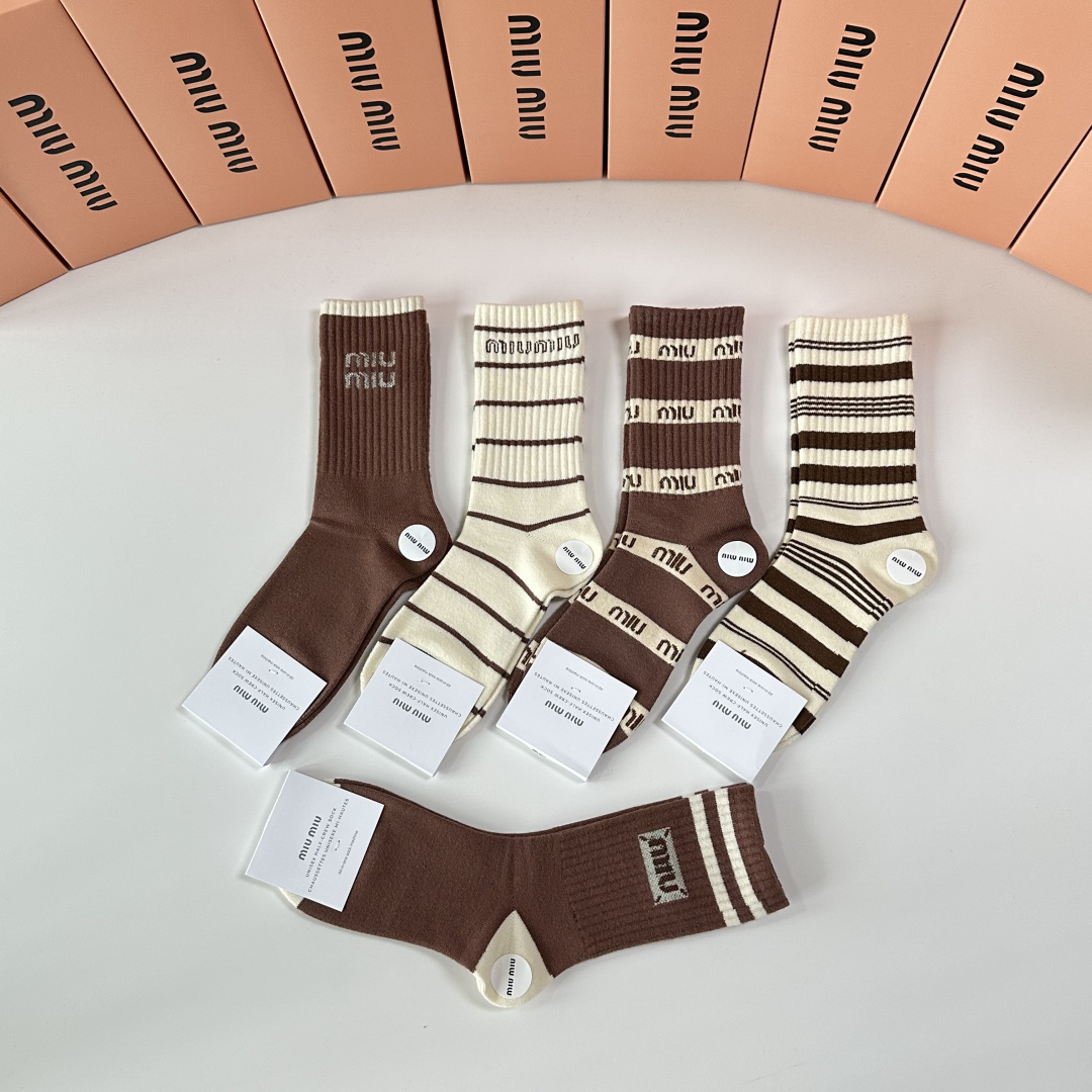 💛配专柜包装MiuMiu（缪缪）新款羊毛中长款堆堆袜袜子！一盒五双，专柜同步筒袜袜子，💛大牌出街，潮人必