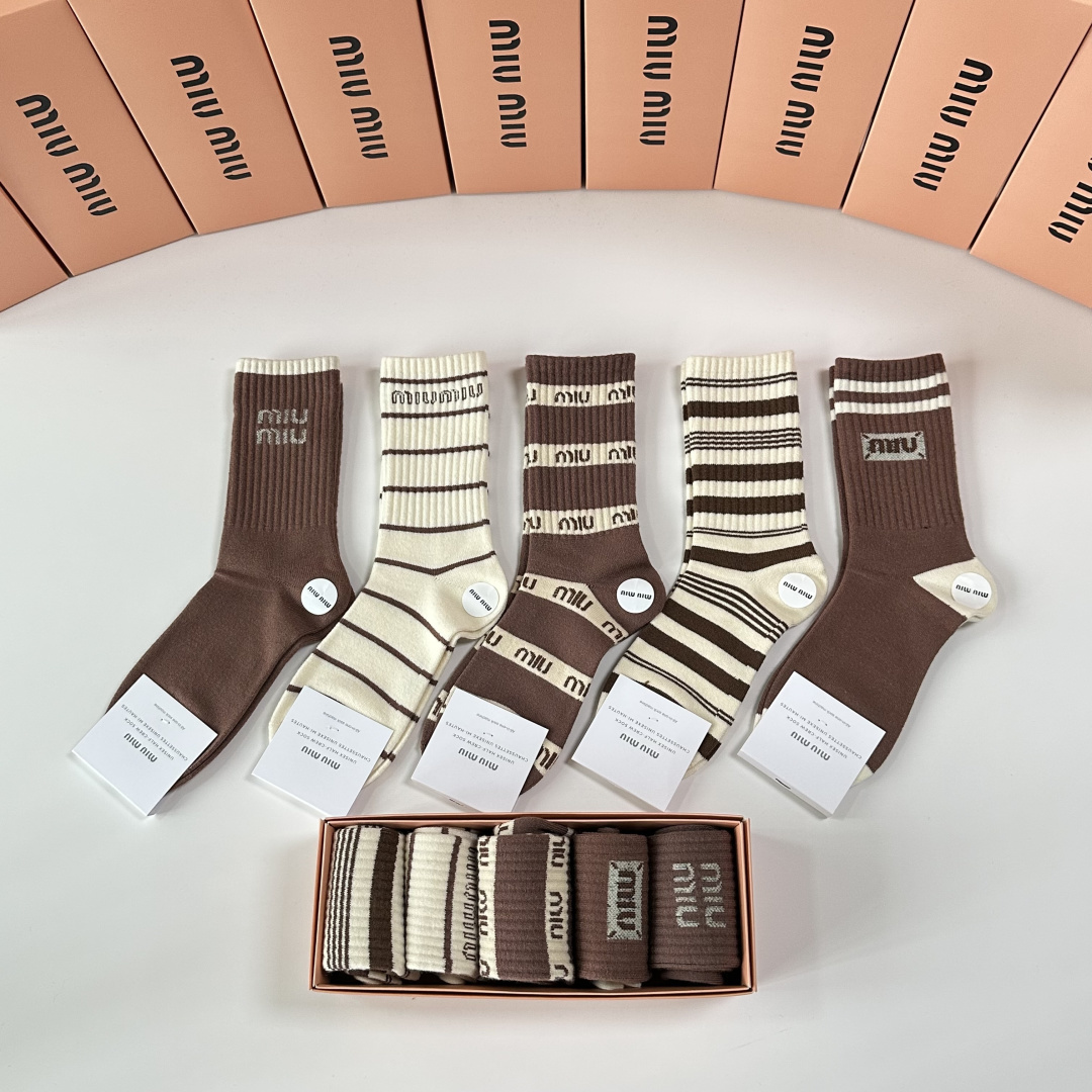 💛配专柜包装MiuMiu（缪缪）新款羊毛中长款堆堆袜袜子！一盒五双，专柜同步筒袜袜子，💛大牌出街，潮人必