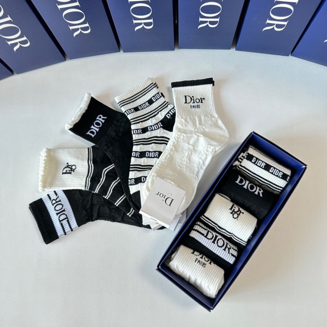💛配专柜包装DIOR（迪奥）新款中长款堆堆袜袜子！一盒五双，专柜同步筒袜袜子，💛大牌出街，潮人必备🔥超好