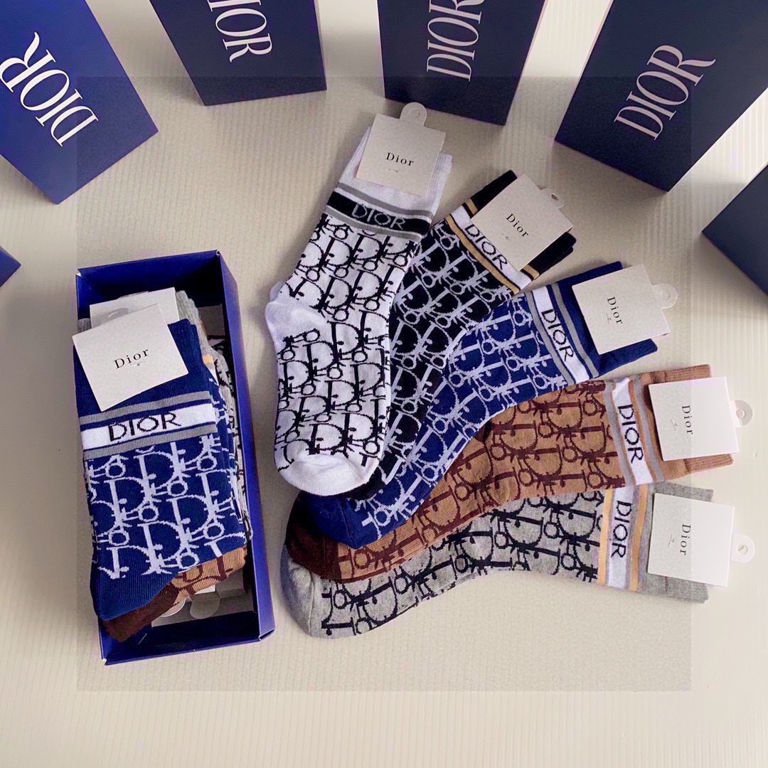 💛配专柜包装DIOR（迪奥）新款中长款堆堆袜袜子！一盒五双，专柜同步筒袜袜子，💛大牌出街，潮人必备🔥超好