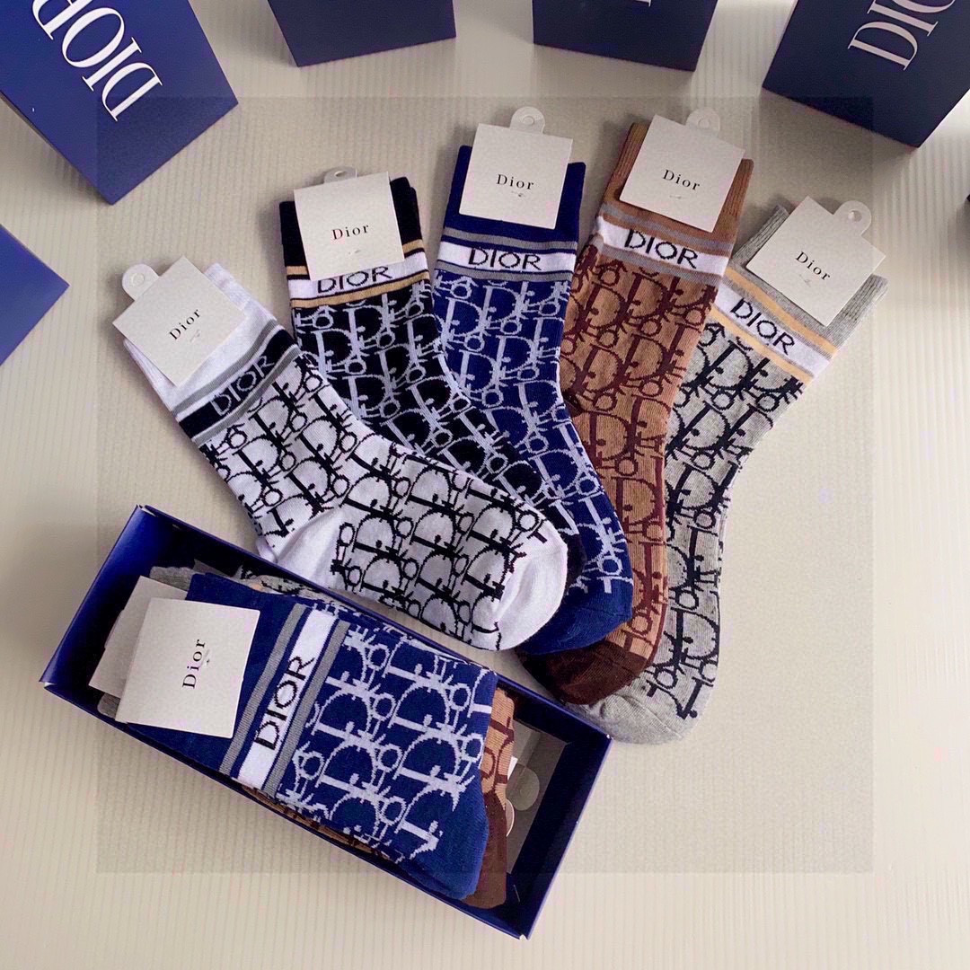 💛配专柜包装DIOR（迪奥）新款中长款堆堆袜袜子！一盒五双，专柜同步筒袜袜子，💛大牌出街，潮人必备🔥超好