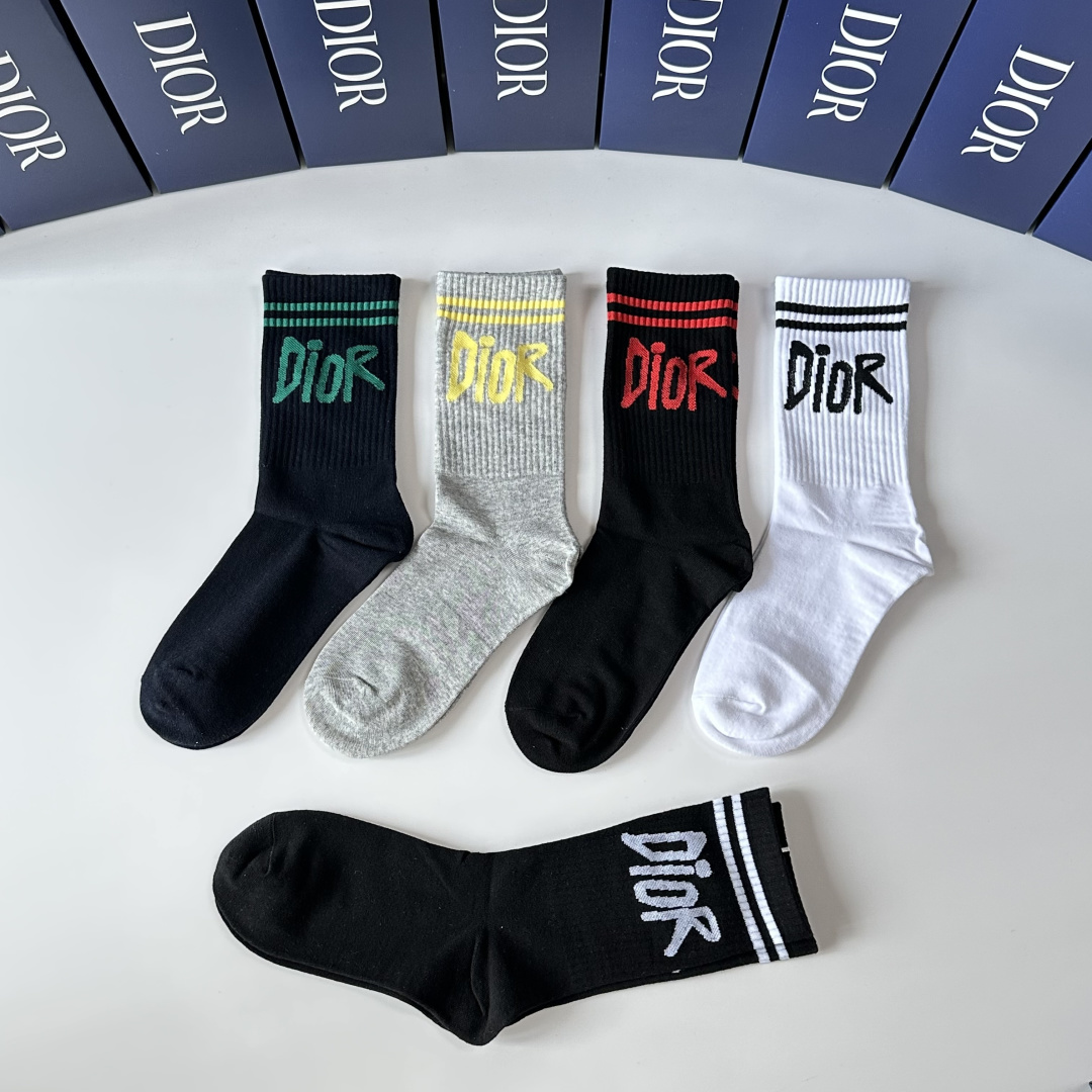 💛配包装DIOR（迪奥）新款中长款堆堆袜袜子！一盒五双， 专柜同步筒款袜子，💛大牌出街，潮人必备🔥超好搭