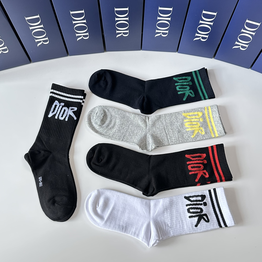 💛配包装DIOR（迪奥）新款中长款堆堆袜袜子！一盒五双， 专柜同步筒款袜子，💛大牌出街，潮人必备🔥超好搭