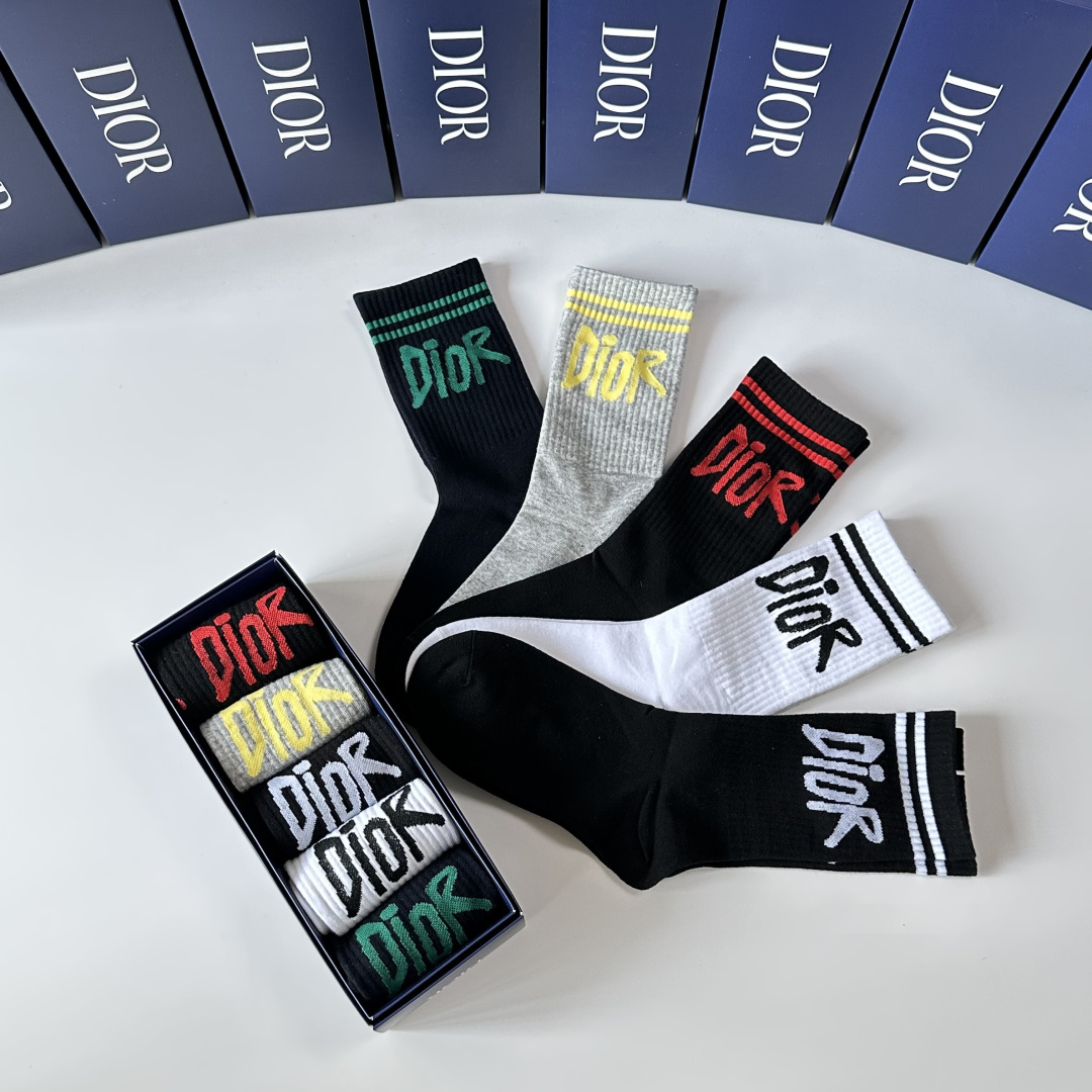 💛配包装DIOR（迪奥）新款中长款堆堆袜袜子！一盒五双， 专柜同步筒款袜子，💛大牌出街，潮人必备🔥超好搭