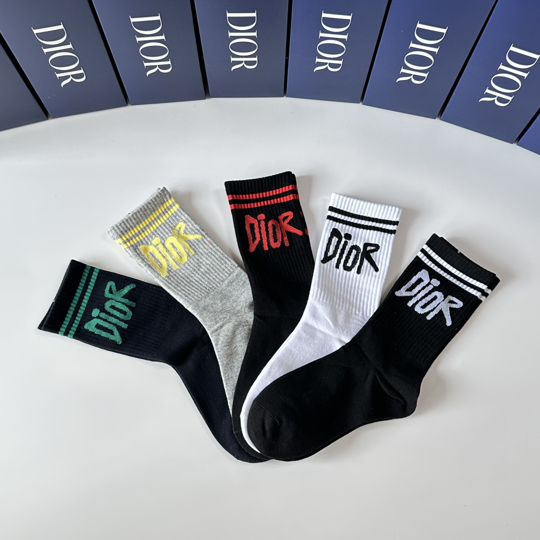 💛配包装DIOR（迪奥）新款中长款堆堆袜袜子！一盒五双， 专柜同步筒款袜子，💛大牌出街，潮人必备🔥超好搭