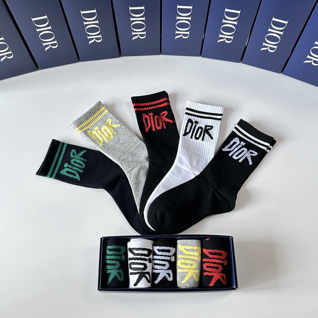💛配包装DIOR（迪奥）新款中长款堆堆袜袜子！一盒五双， 专柜同步筒款袜子，💛大牌出街，潮人必备🔥超好搭