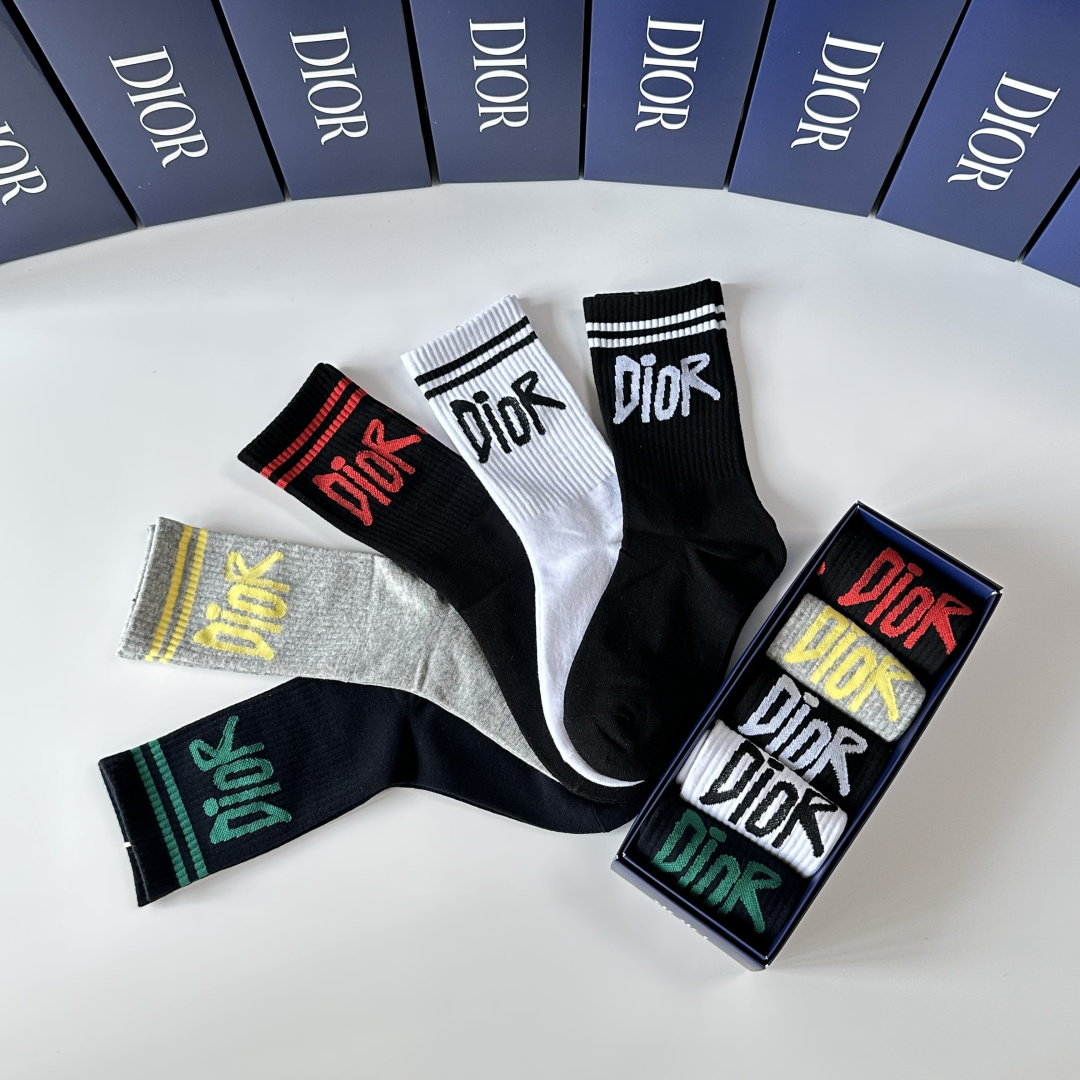 💛配包装DIOR（迪奥）新款中长款堆堆袜袜子！一盒五双， 专柜同步筒款袜子，💛大牌出街，潮人必备🔥超好搭