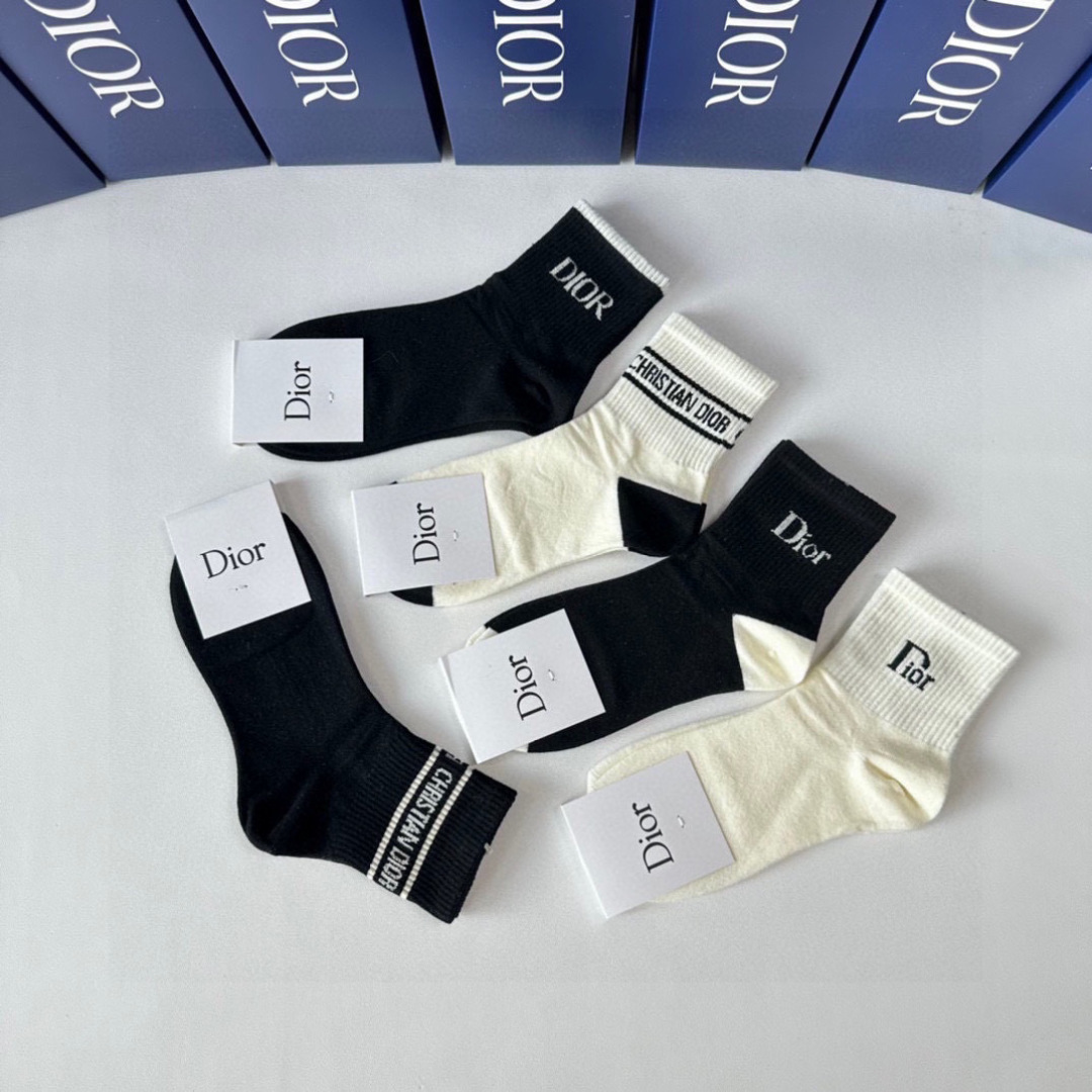💛配包装DIOR（迪奥）新款中长款堆堆袜袜子！一盒五双， 专柜同步筒款袜子，💛大牌出街，潮人必备🔥超好搭