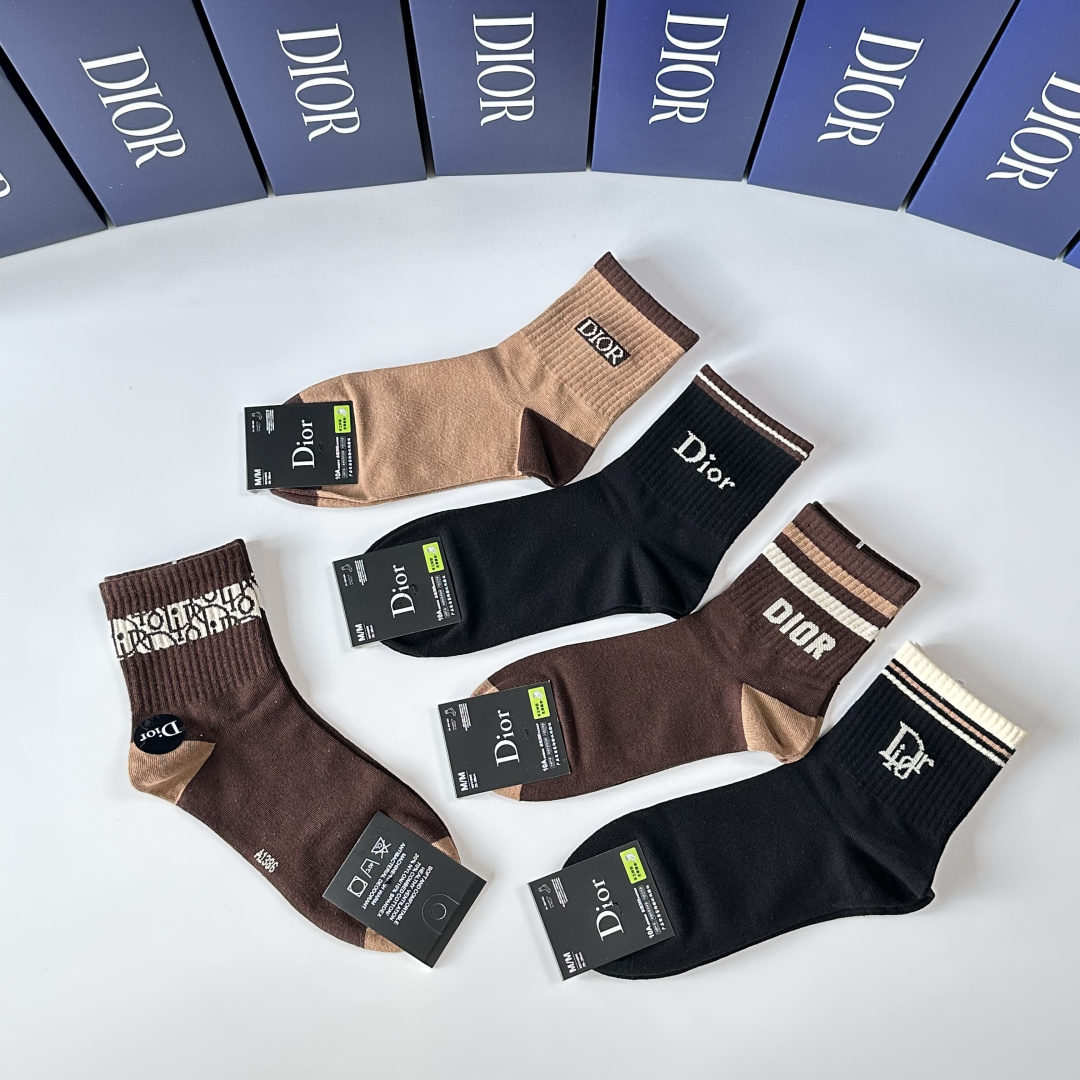 💛配包装DIOR（迪奥）新款中长款堆堆袜袜子！一盒五双， 专柜同步筒款袜子，💛大牌出街，潮人必备🔥超好搭