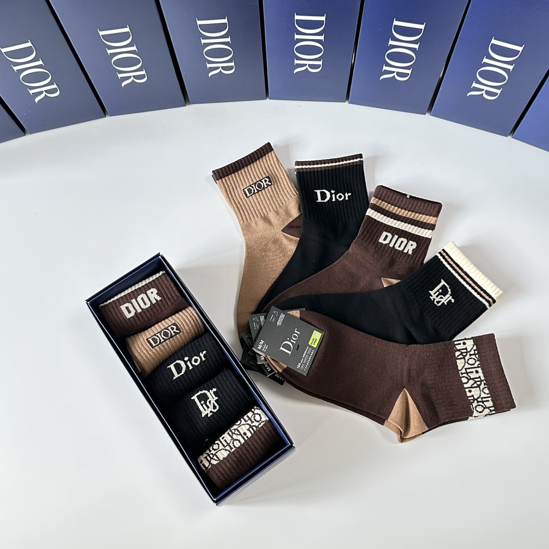 💛配包装DIOR（迪奥）新款中长款堆堆袜袜子！一盒五双， 专柜同步筒款袜子，💛大牌出街，潮人必备🔥超好搭