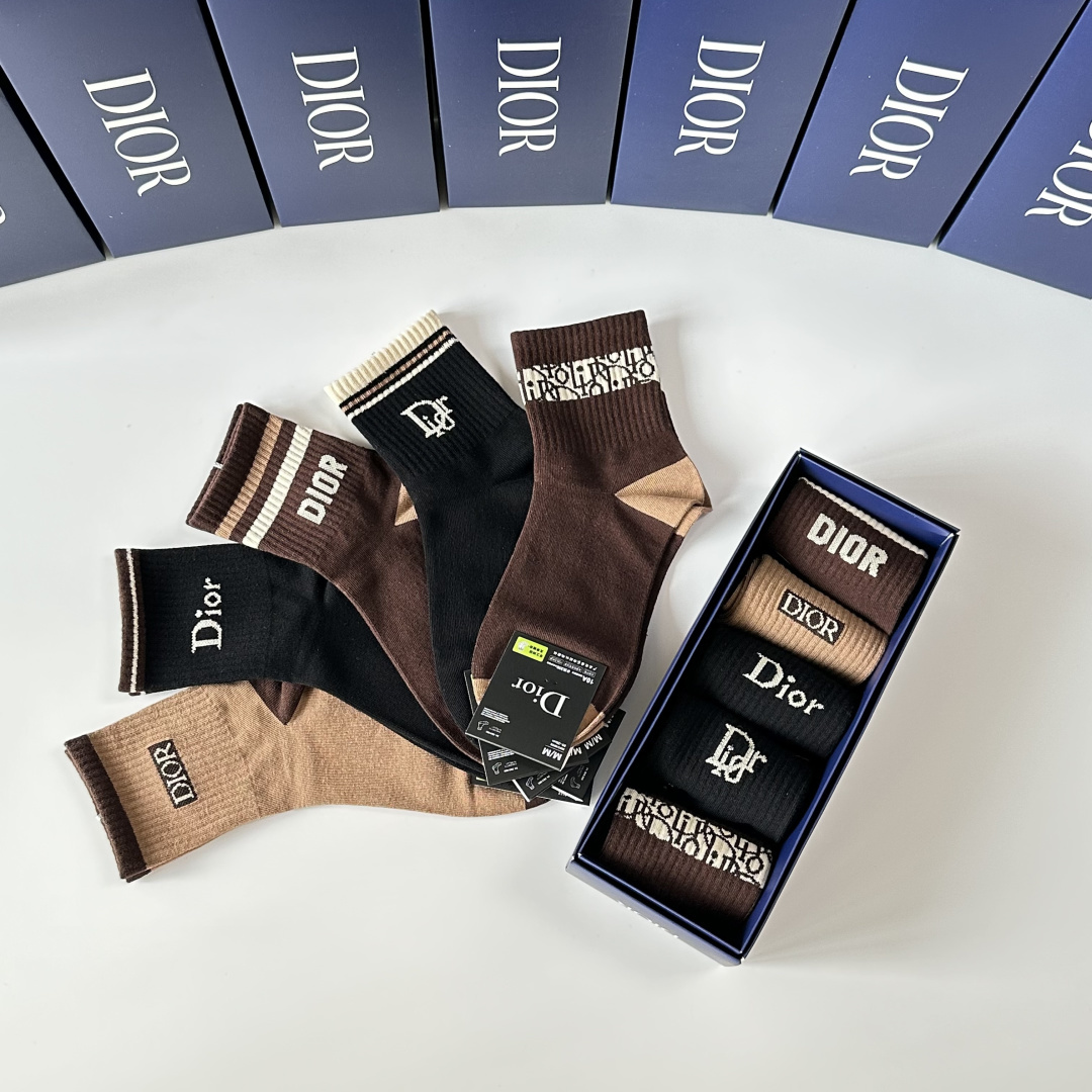 💛配包装DIOR（迪奥）新款中长款堆堆袜袜子！一盒五双， 专柜同步筒款袜子，💛大牌出街，潮人必备🔥超好搭