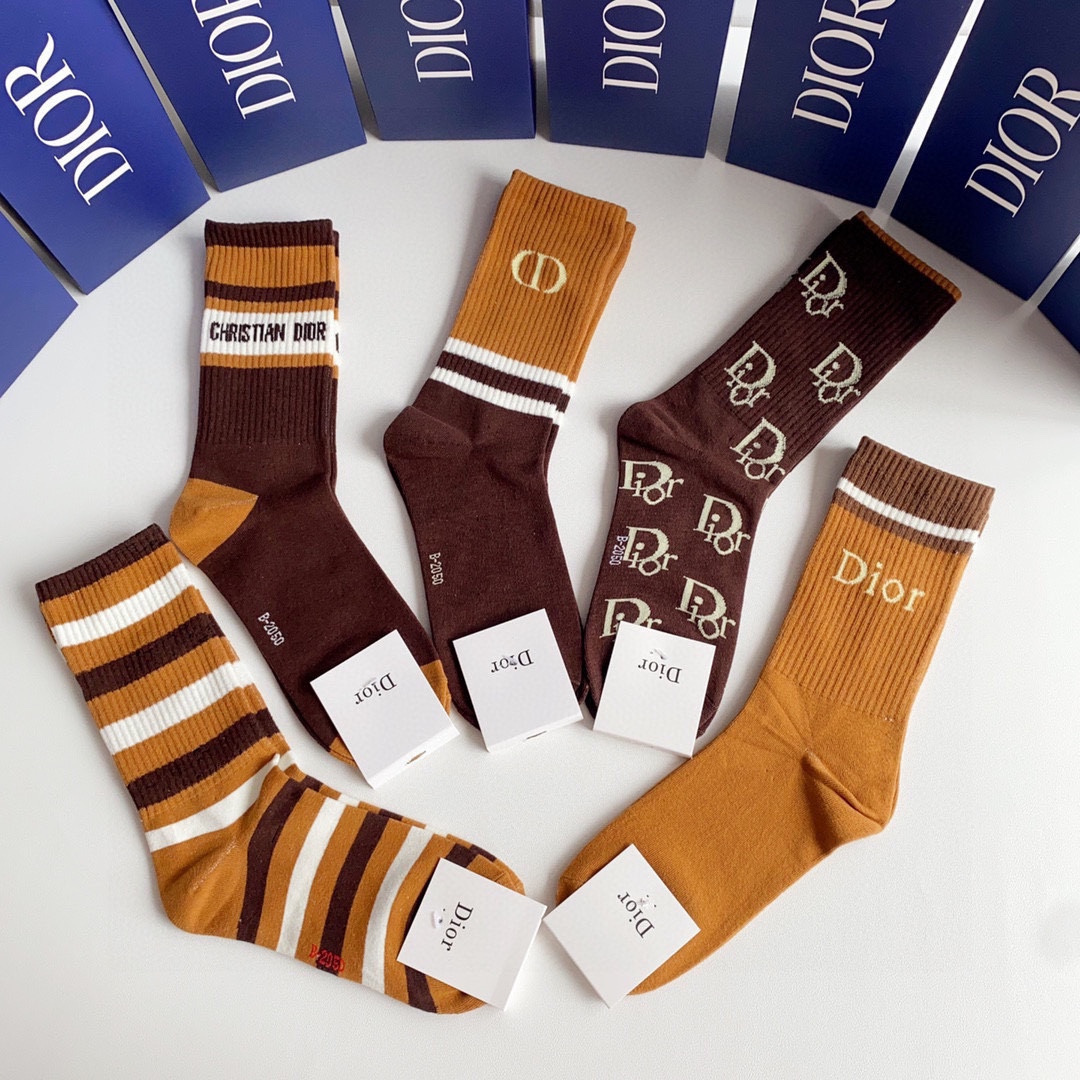 💛配包装DIOR（迪奥）新款中长款堆堆袜袜子！一盒五双， 专柜同步筒款袜子，💛大牌出街，潮人必备🔥超好搭