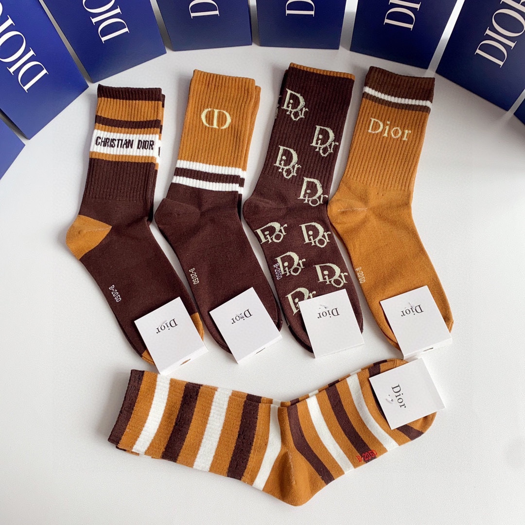 💛配包装DIOR（迪奥）新款中长款堆堆袜袜子！一盒五双， 专柜同步筒款袜子，💛大牌出街，潮人必备🔥超好搭