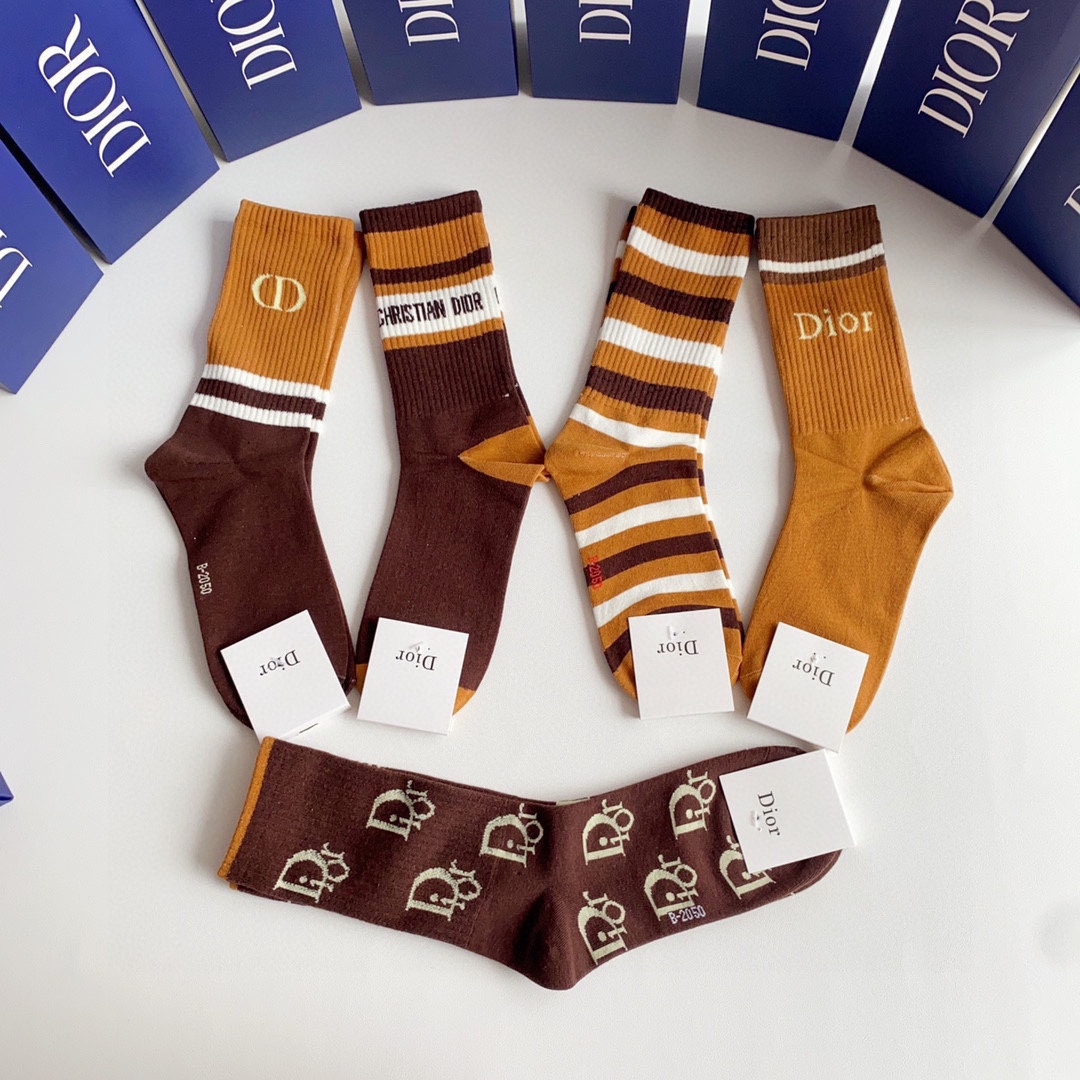 💛配包装DIOR（迪奥）新款中长款堆堆袜袜子！一盒五双， 专柜同步筒款袜子，💛大牌出街，潮人必备🔥超好搭