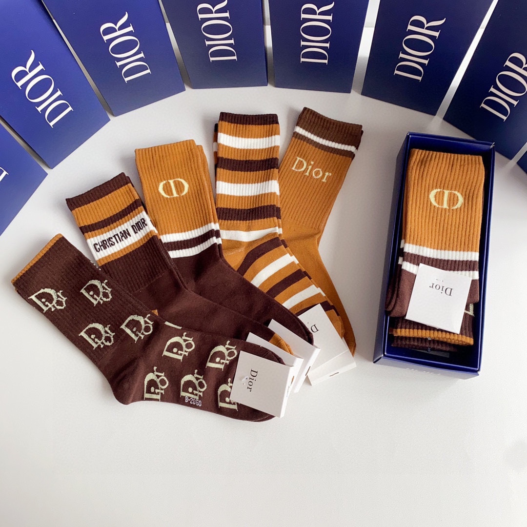 💛配包装DIOR（迪奥）新款中长款堆堆袜袜子！一盒五双， 专柜同步筒款袜子，💛大牌出街，潮人必备🔥超好搭