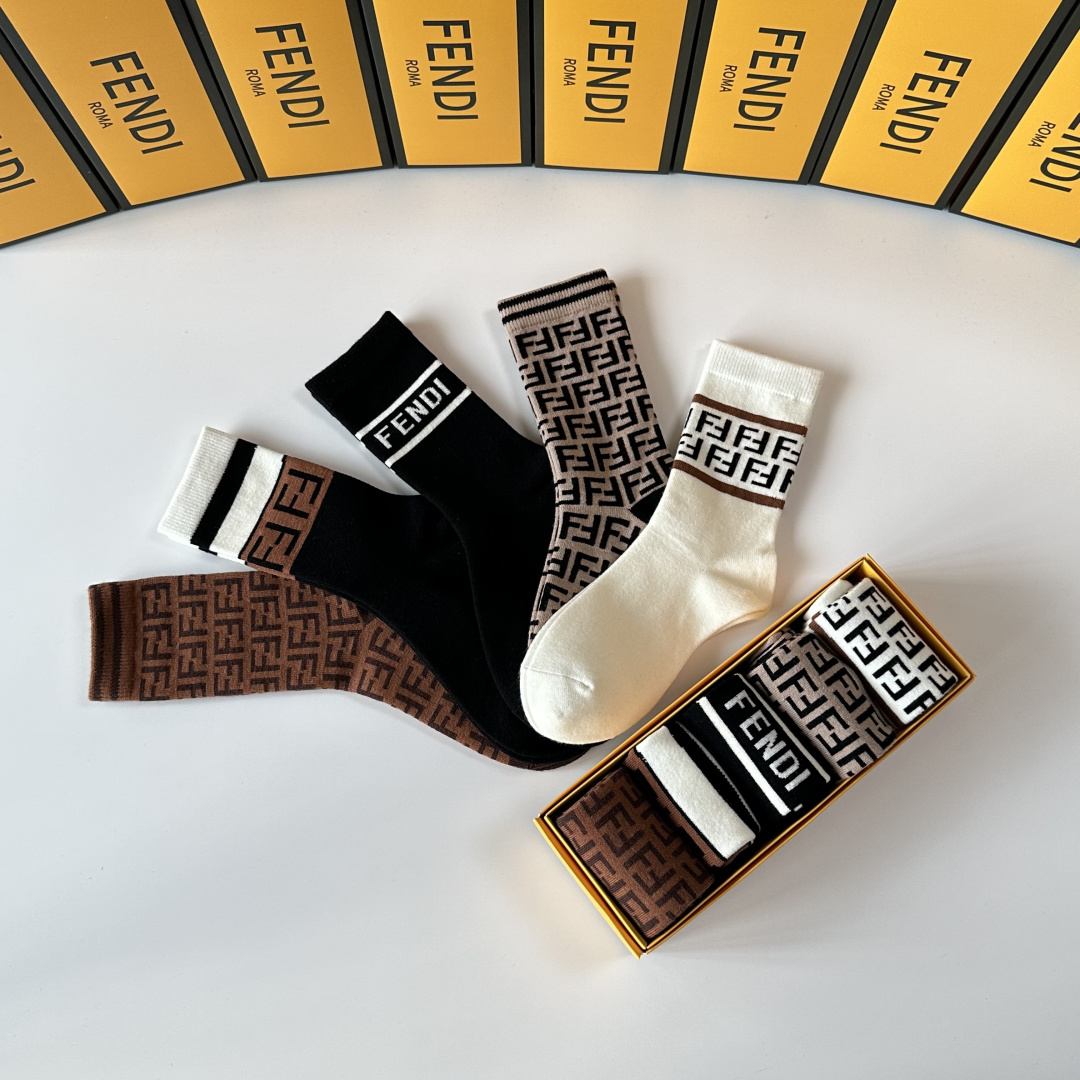 💛配专柜包装Fendi（芬迪）新款羊绒中长筒袜堆堆袜袜子！一盒五双，专柜同步筒袜袜子，💛大牌出街，潮人必