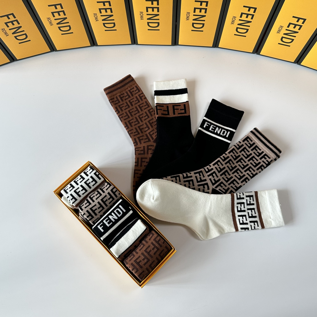 💛配专柜包装Fendi（芬迪）新款羊绒中长筒袜堆堆袜袜子！一盒五双，专柜同步筒袜袜子，💛大牌出街，潮人必