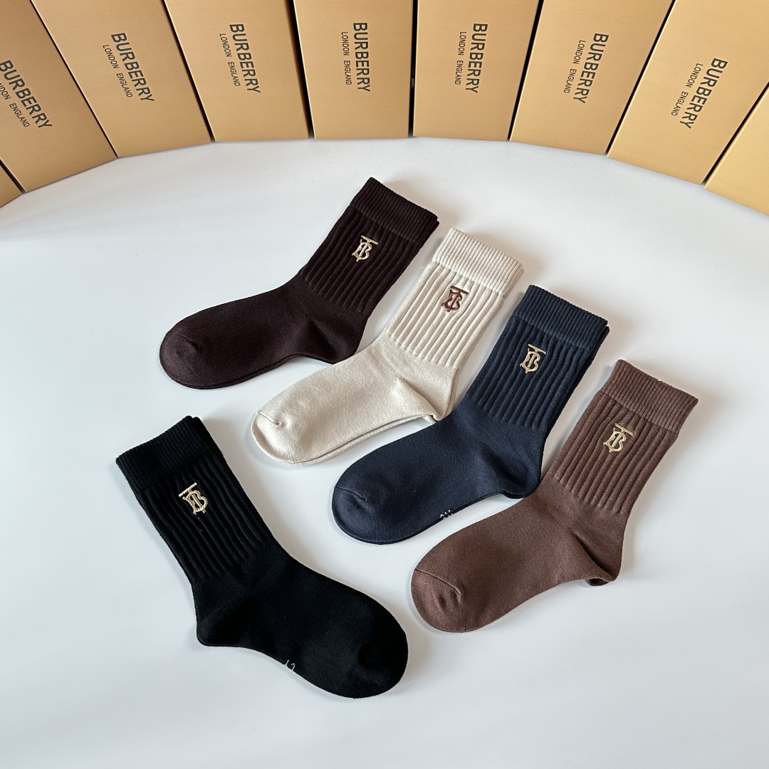 💛配包装Burberry （巴宝莉）新款羊绒刺绣中长款堆堆袜袜子！一盒五双， 专柜同步筒款袜子，💛大牌出