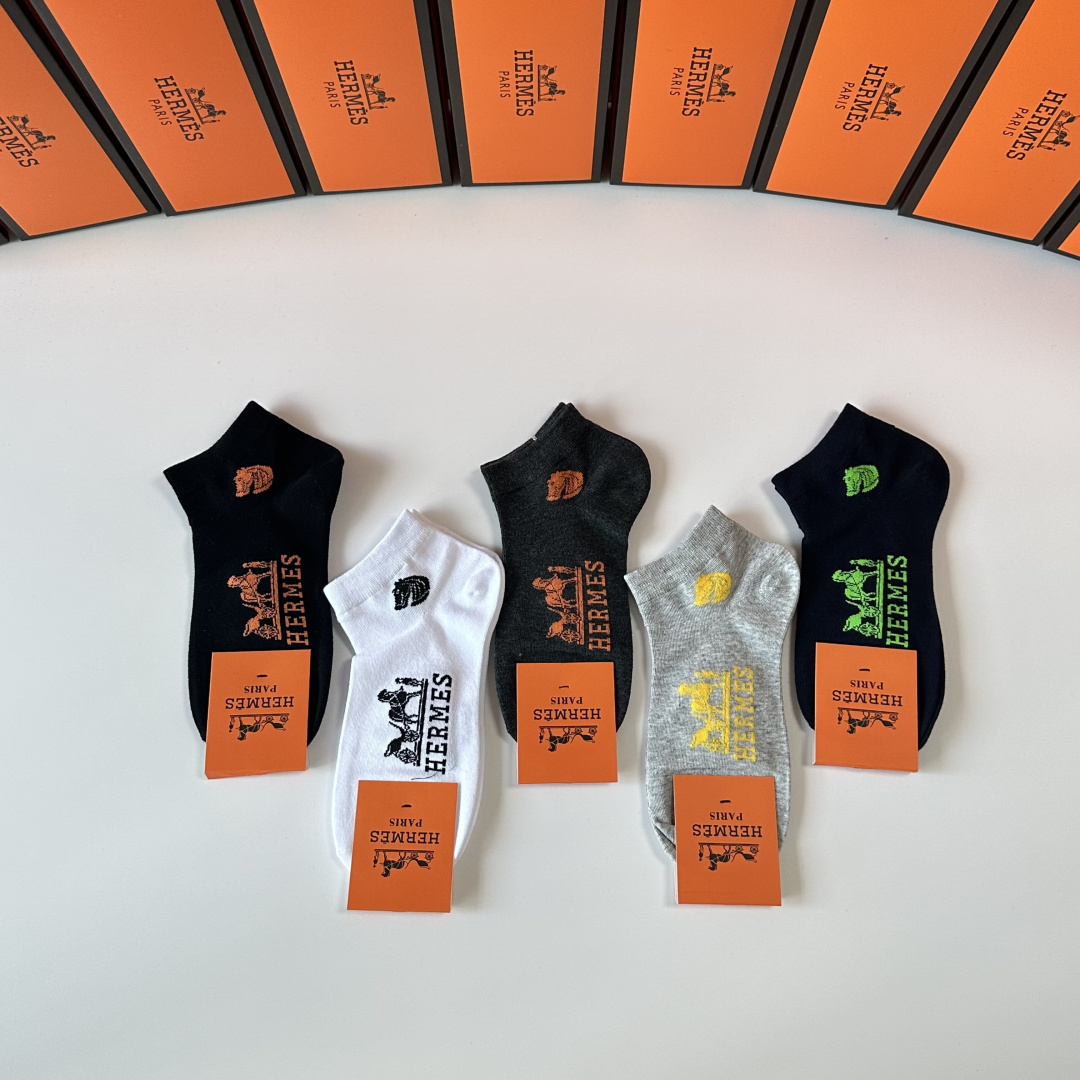 💛配专柜包装Hermes （爱马仕）新款中短款堆堆袜袜子！一盒五双，专柜同步筒袜袜子，💛大牌出街，潮人必